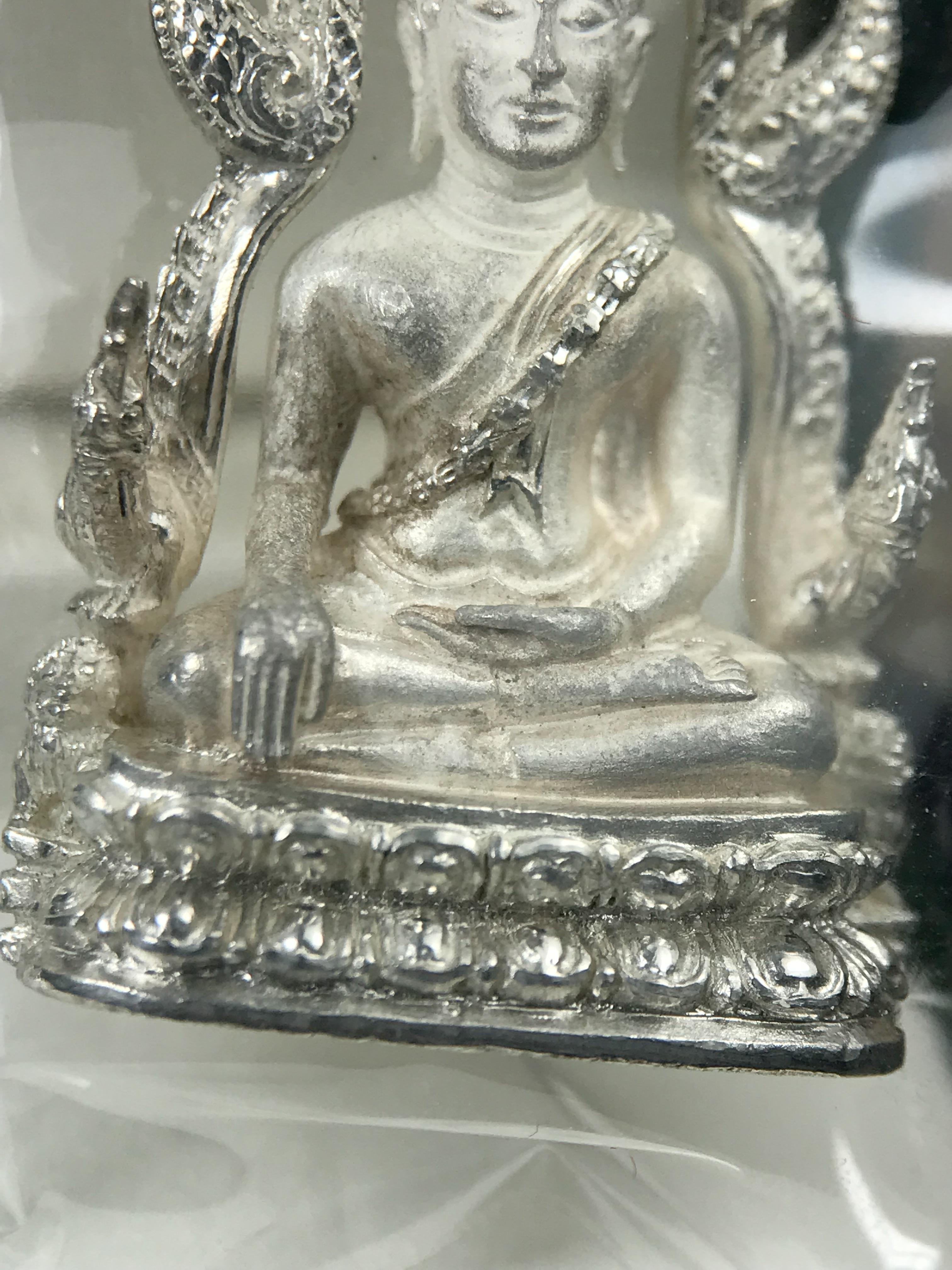 พระพุทธชินราช รุ่นมหาลาภ พิธีพุทธาภิเษกวัดพระศรีรัตนมหาธาตุวรมหาวิหาร จ.พิษณุโลก ปี 2540 เนื้อเงินบริสุทธิ์ 99.9% (นวลเงา)(สภาพผิวเดิมซีนซองเดิม พร้อมกล่องบรรจุเดิมและการ์ดใบรับรองครบสมบูรณ์ (องค์หมายเลข ๑๑๗๓๔)