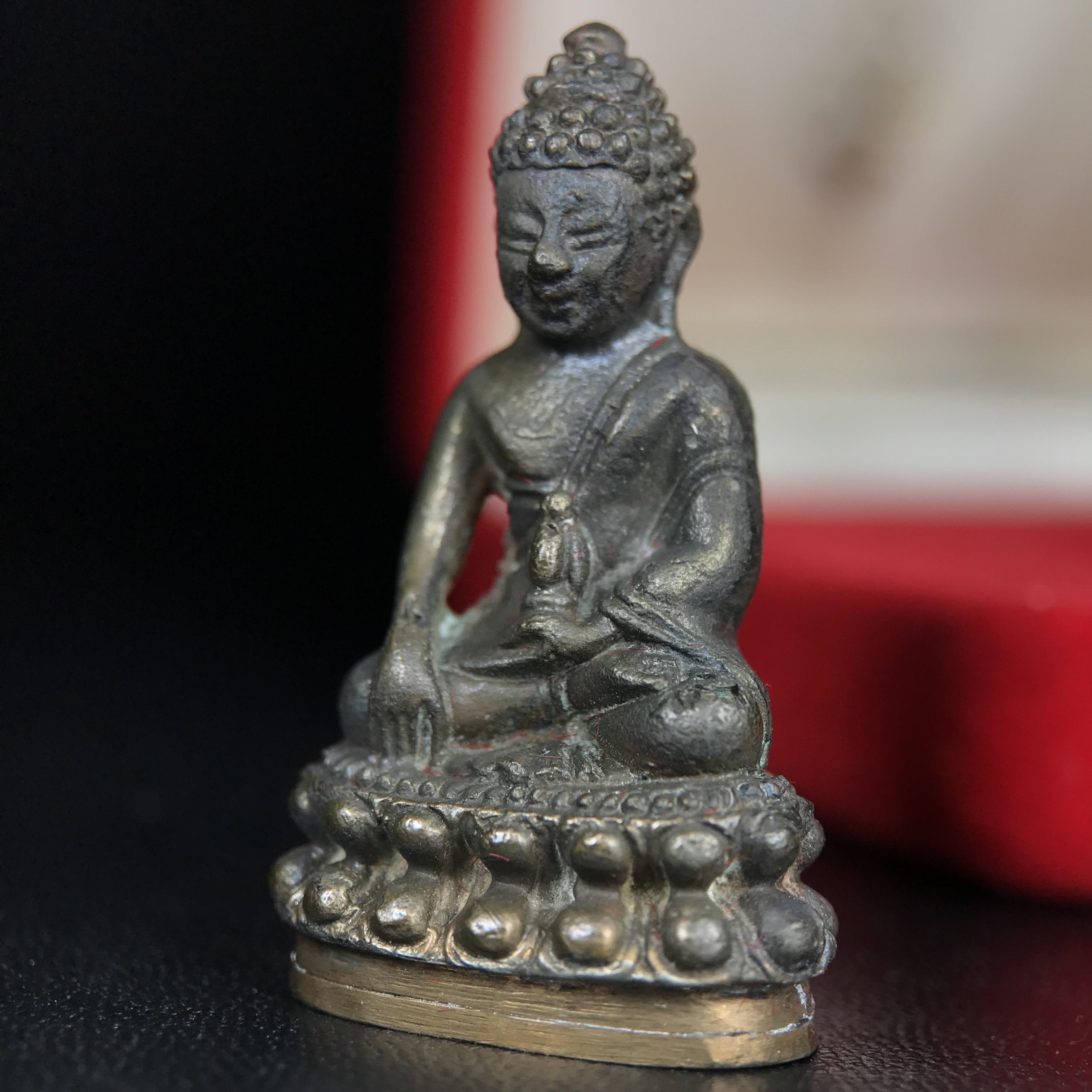 พระกริ่งศาสดา ภปร. วัดบวรนิเวศวิหาร ปี 2532 จัดสร้างในโอกาสสองทศวรรษรามาธิบดี เพื่อศูนย์การแพทย์สิริกิติ์ เนื้อนวโลหะ(ผิวเดิมสวยงาม) (พิธีใหญ่ มวลสารมงคล สวยงามเข้มขลัง)สมเด็จพระญาณสังวร สมเด็จพระสังฆราชฯเสด็จเททอง***ตอกโค๊ตหมายเลข ๑๑๑๖***