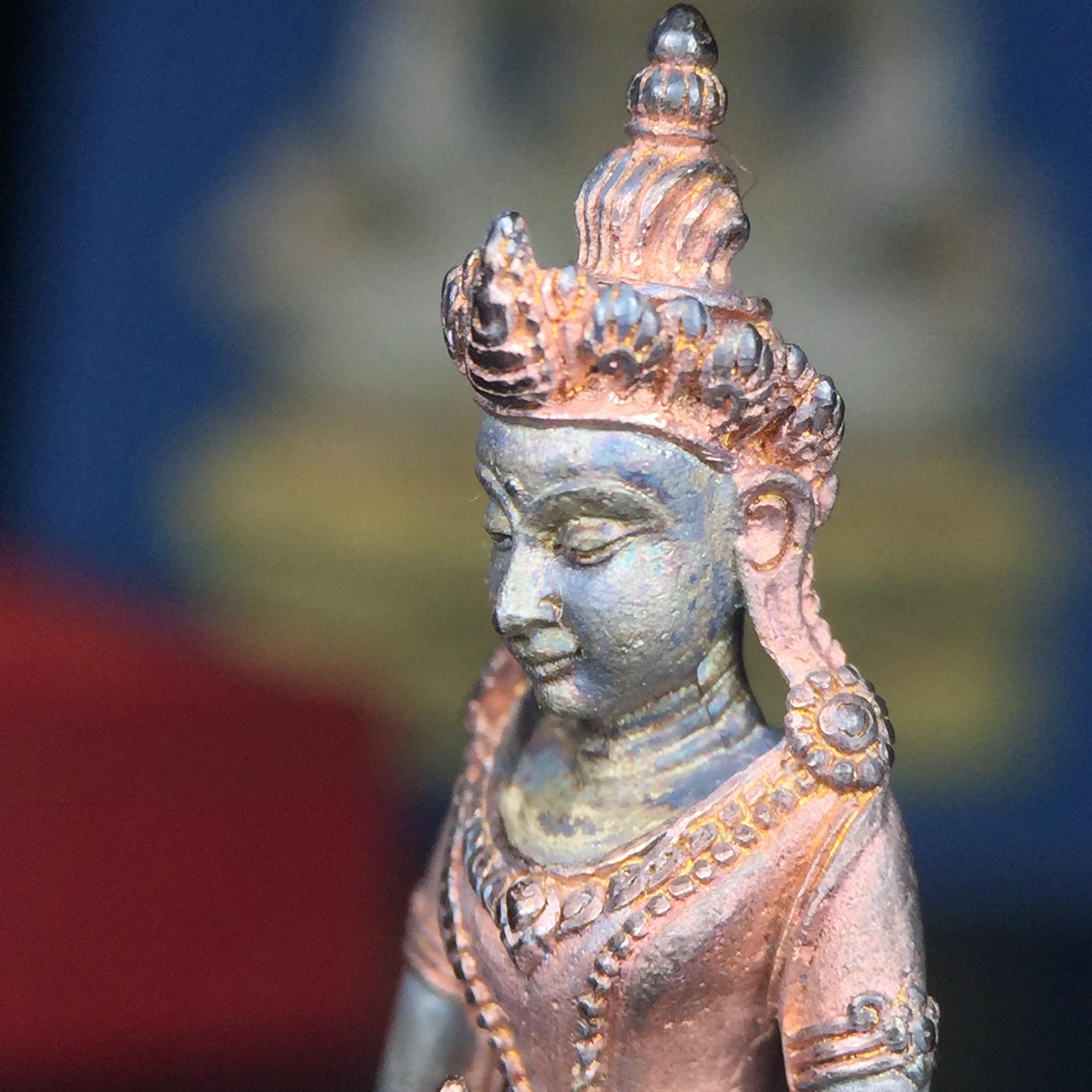 พระกริ่งอวโลกิเตศวร ( เจ้าแม่กวนอิม ) วัดโพธิ์แมนคุณาราม รุ่นอุดมโภคทรัพย์ พ.ศ.2539 เนื้อเงิน 3 กษัตริย์ พ่นทราย(ผิวเดิม ขึ้นสีรุ้งธรรมชาติ แบบนิยม เสน่ห์ของพระเนื้อเงิน) (พร้อมกล่องบรรจุการ์ดใบรับรองเดิมครบ) (อีกหนึ่งรุ่นยอดนิยม พุทธศิลป์สวยงดงาม)