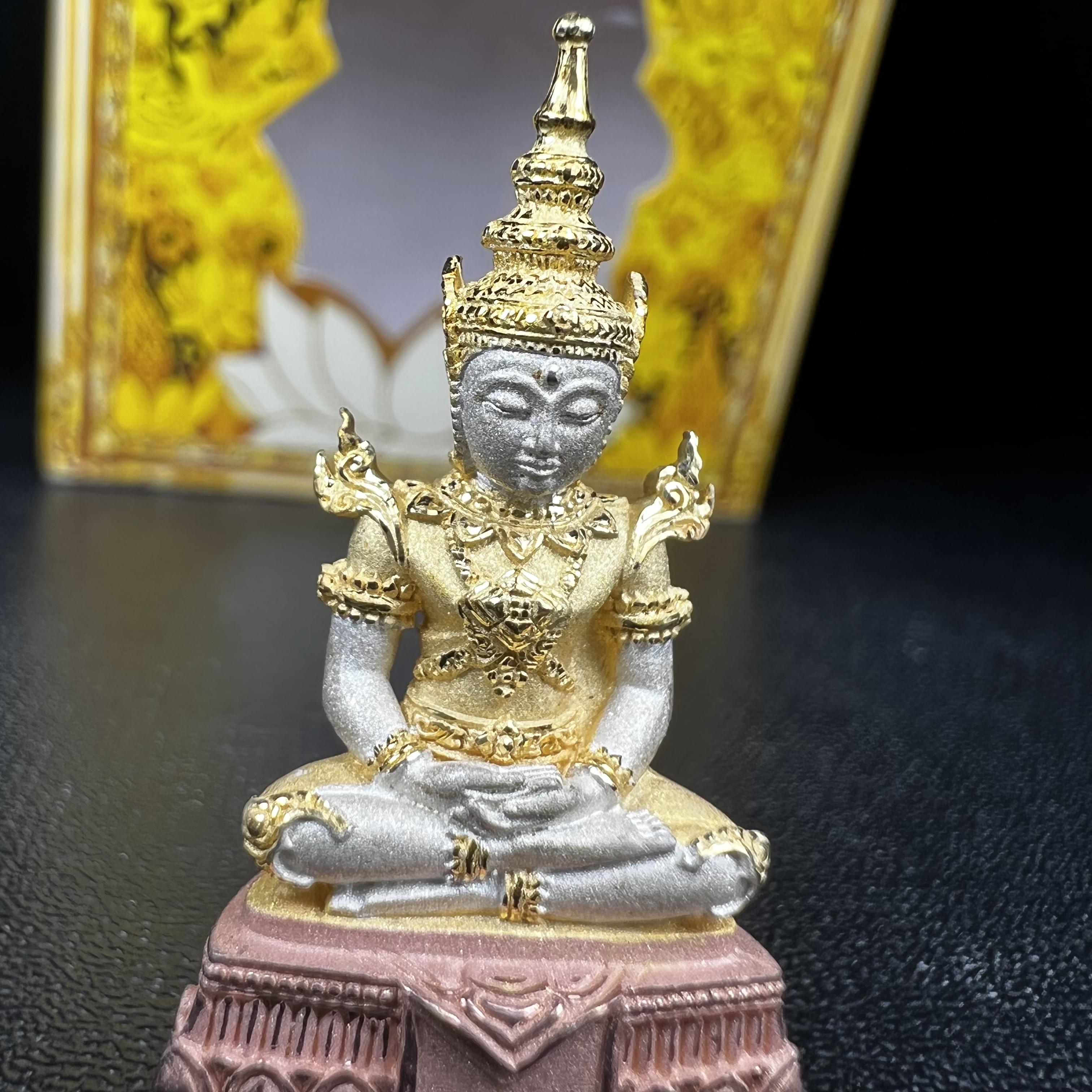 พระแก้วมรกต(จำลอง)ลอยองค์ ขนาดหน้าตัก 1/2 นิ้ว ทรงเครื่องฤดูร้อน เนื้อเงินสามกษัตริย์ ตราสัญลักษณ์ฉลองสิริราชสมบัติ ครบ 60 ปี พ.ศ.2549(สภาพสวย ครบ สมบูรณ์)