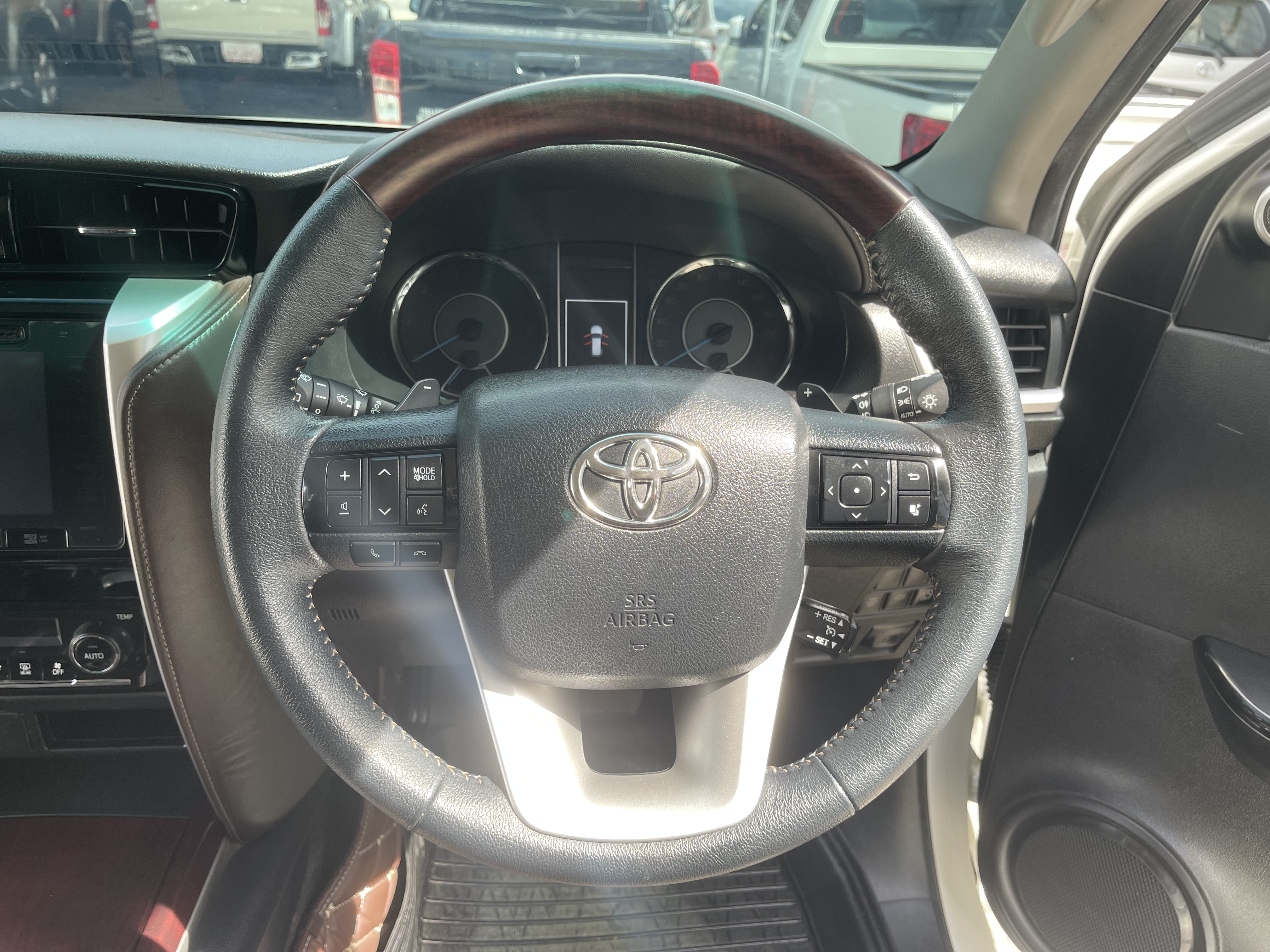 Toyota Fortuner 2.8 V 2WD At 2016 ขาวมุก