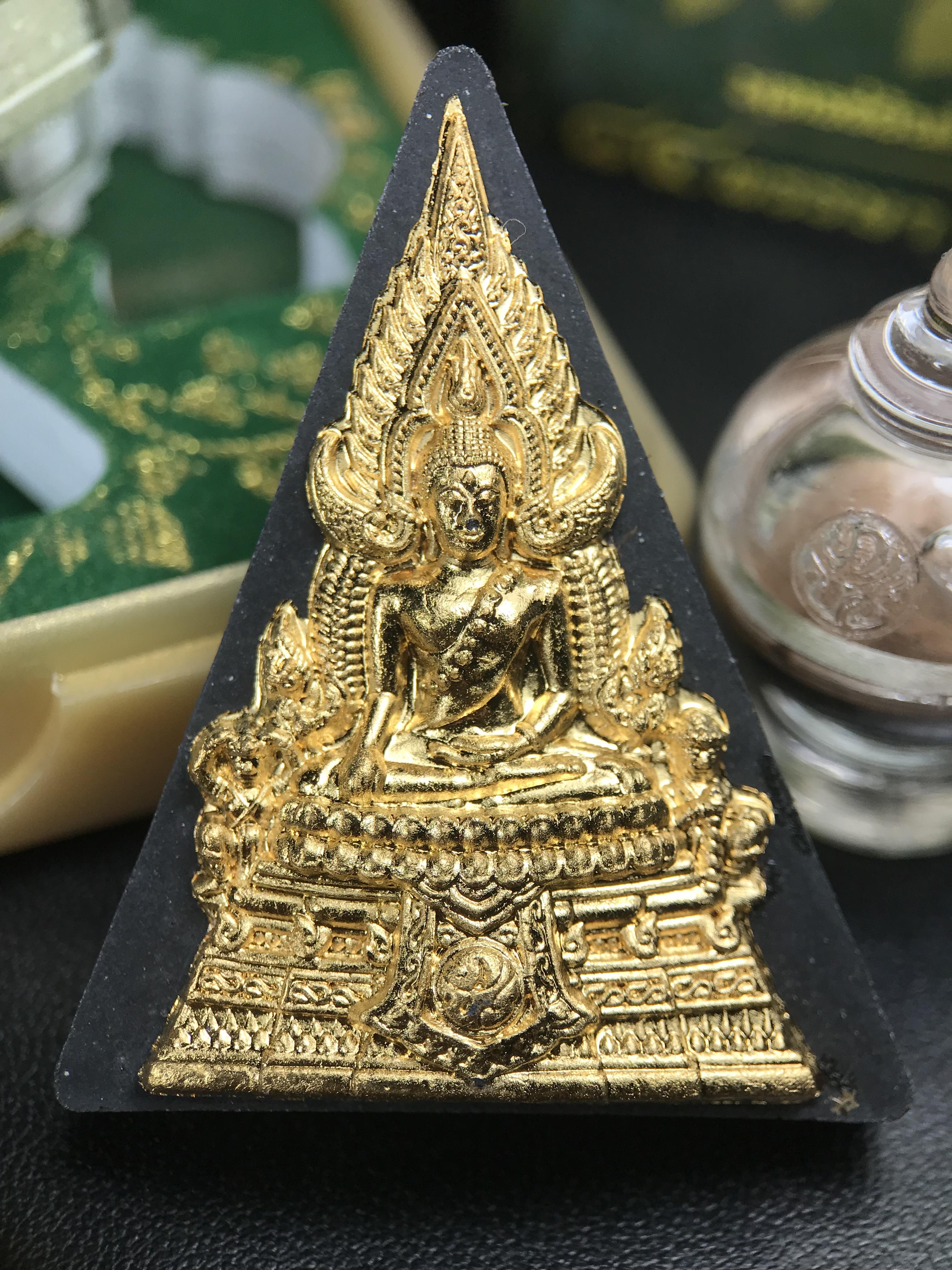 พระพุทธชินราช ภปร. 84พรรษา เนื้อผงปิดทองด้านหน้า หลัง ภ.ป.ร. เนื้อแดง (พระราชทานมวลสาร จิตรลดาและเส้นพระเจ้า(เส้นผม)ในหลวงรัชกาลที่9)พุทธศิลป์ทรงคุณค่าอีกหนึ่งรุ่นยอดนิยม(องค์หมายเลข ๒๕๔๙)1 ใน 10000 องค์