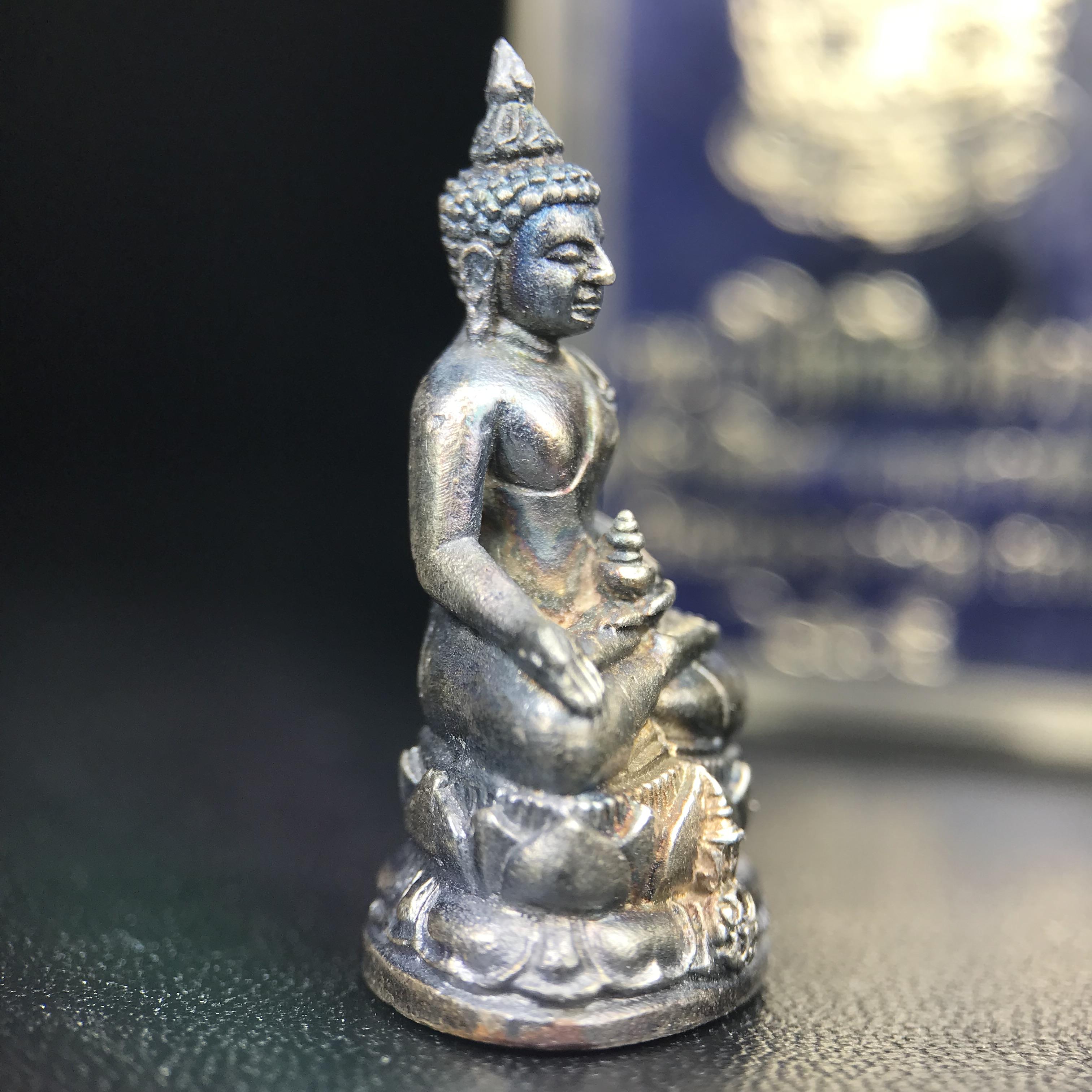 พระกริ่งไพรีพินาศ ภปร. รุ่นแรกของประเทศไทย วัดปทุมวนาราม ปี 2535 เนื้อเงิน(ผิวเดิม ผิวขึ้นรุ้งทั่วองค์ สวย งดงาม)(เข้มขลังทรงอานุภาพยิ่งใหญ่ กำราบศัตรูพ่ายสิ้น) ขนาดสูง 3 ซม. พร้อมกล่องบรรจุเดิมครบสมบูรณ์ (ในหลวงรัชกาลที่9เสด็จเททอง)(1ใน3000องค์)นิยมหายาก