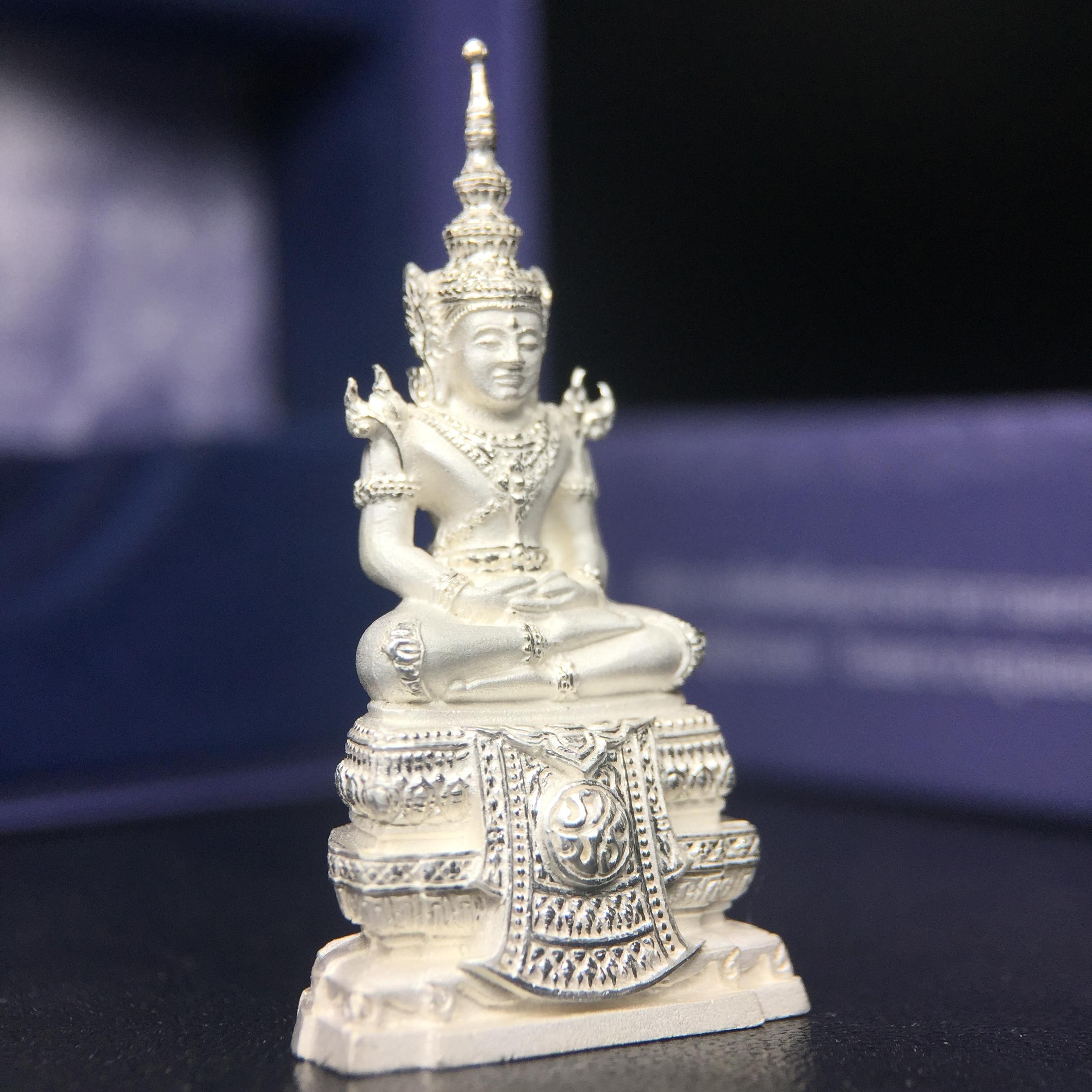 พระแก้วมรกต ภปร. ปี2547 จัดสร้างโดย รพ.ภูมิพลฯ เนื้อเงิน ลอยองค์ หน้าตัก 1/2 นิ้ว งดงามทรงคุณค่าอีกหนึ่งรุ่นยอดนิยม หายาก(1ใน3000องค์)