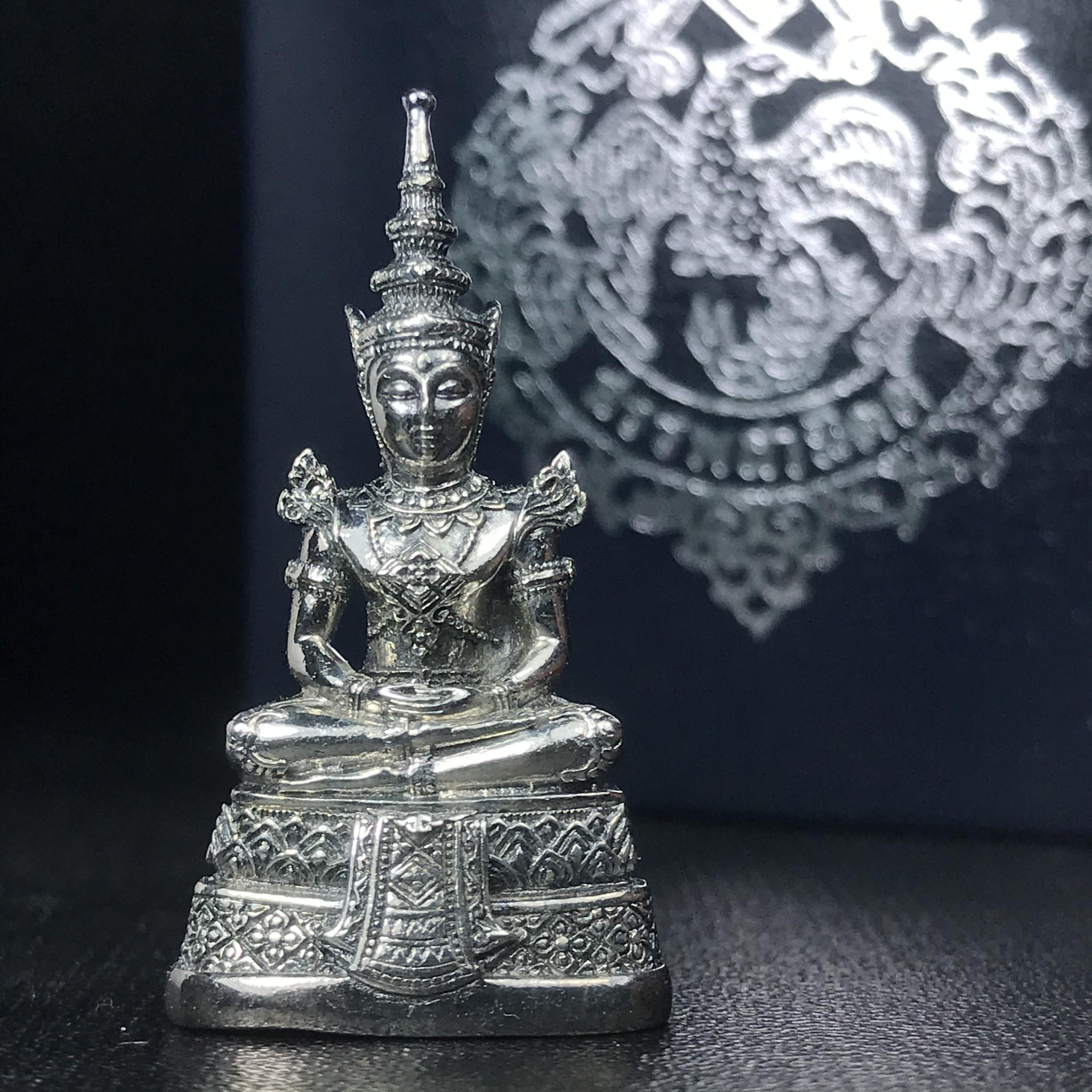 พระแก้วมรกต กรมสรรพสามิตจัดสร้างขึ้นเนื่องในโอกาสครบรอบ 64 ปีของกรมสรรพสามิต และเนื่องในวโรกาสที่พระบาทสมเด็จพระเจ้าอยู่หัวทรงครองราชย์ครบ 50 ปีในปีกาญจนาภิเษก เมื่อ พ.ศ.2539 เนื้อเงินรมดำขัดเงาพร้อมกล่องบรรจุเดิม