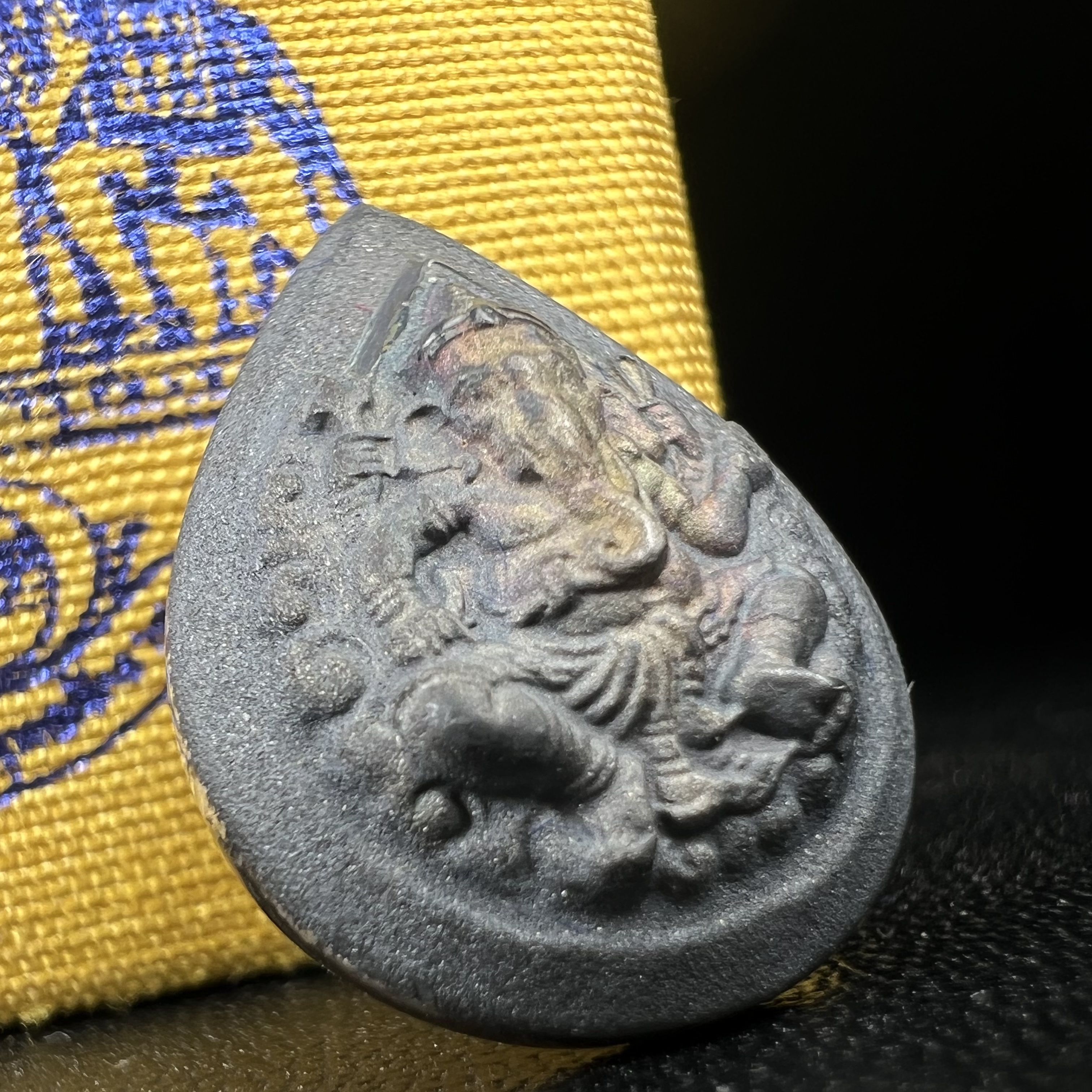 เหรียญพระพิฆเนศวร ญสส. ชุดกาญจนาภิเษกครองราชย์ 50 ปี พุทธศักราช 2538 พิมพ์เล็ก(1.9 ซม.) เนื้อเงินผิวเดิมกลับดำเข้มขลังงดงามธรรมชาติ สภาพสวยเดิมพร้อมกล่องบรรจุเดิม ตอกโค๊ดหมายเลขกำกับ(1ใน1000องค์)