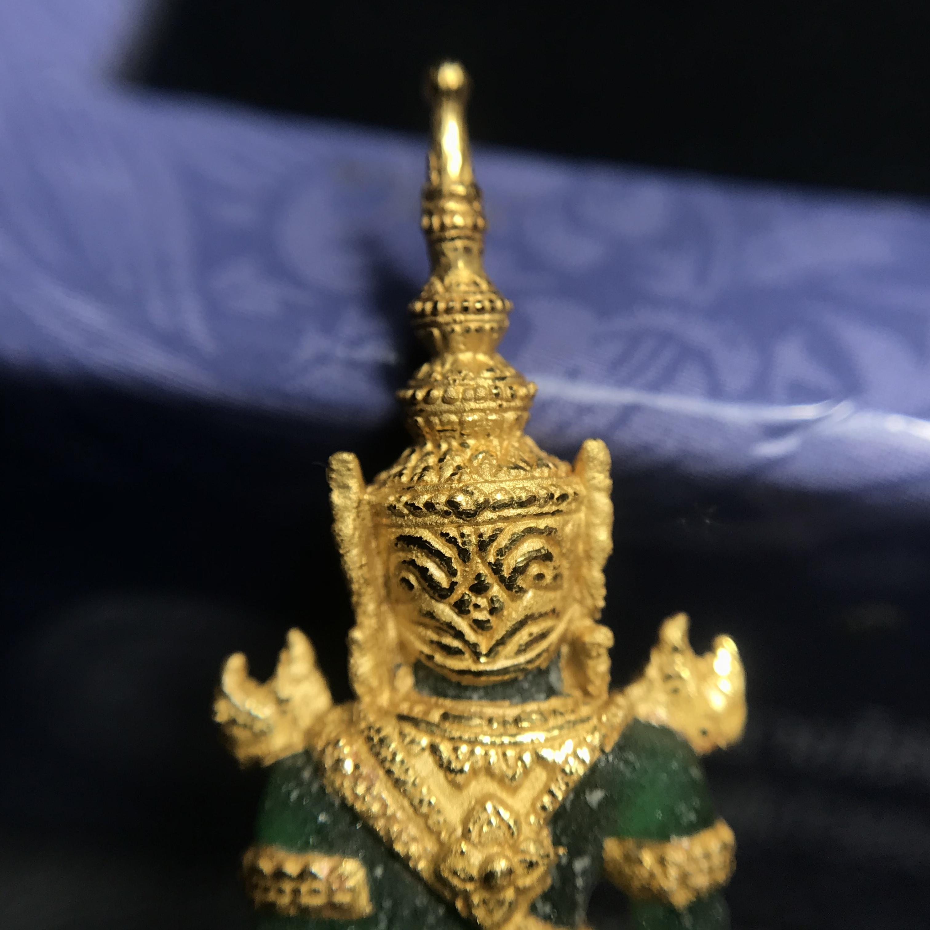 พระแก้วมรกต ภปร. ปี2547 จัดสร้างโดย รพ.ภูมิพลฯ ลอยองค์ หน้าตัก 1/2 นิ้ว เนื้อเรซิ่นหุ้มทองคำ99.99%