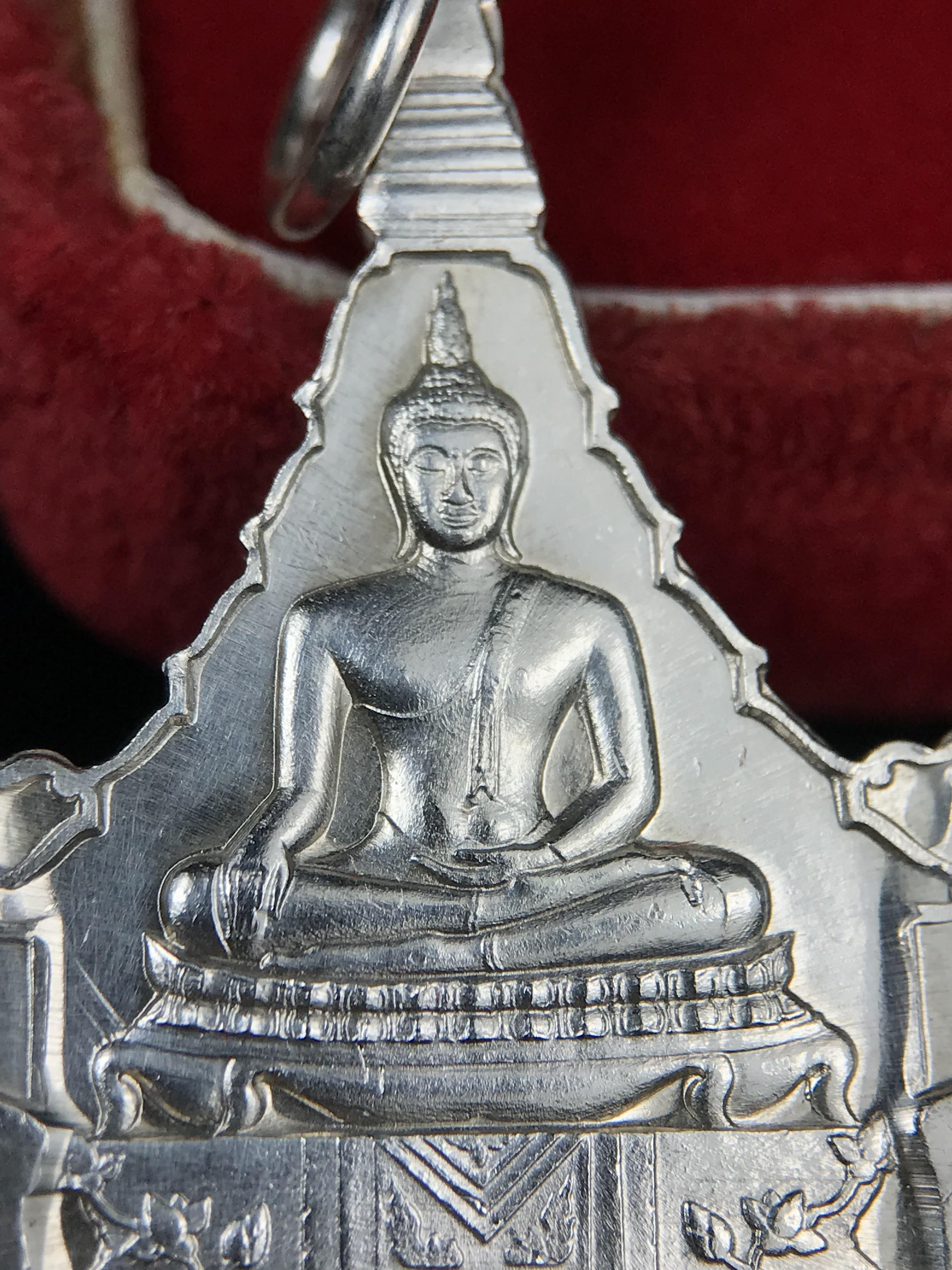 เหรียญพระพุทธญาณนเรศวร์ รุ่นแรก หลังพระปรมาภิไธย ภปร.และ สก.วัดญาณสังวราราม จ.ชลบุรี ปี 2527 เนื้อเงิน(ผิวขาว สวย ใส)ขนาด 2.3 x 3.8 ซม. พร้อมกล่องกำมะหยี่เดิมครบสมบูรณ์ สมเด็จพระญาณสังวร ประธานในพิธีมหาพุทธาภิเษก(เนื้อเงินพบเจอน้อย หายาก)