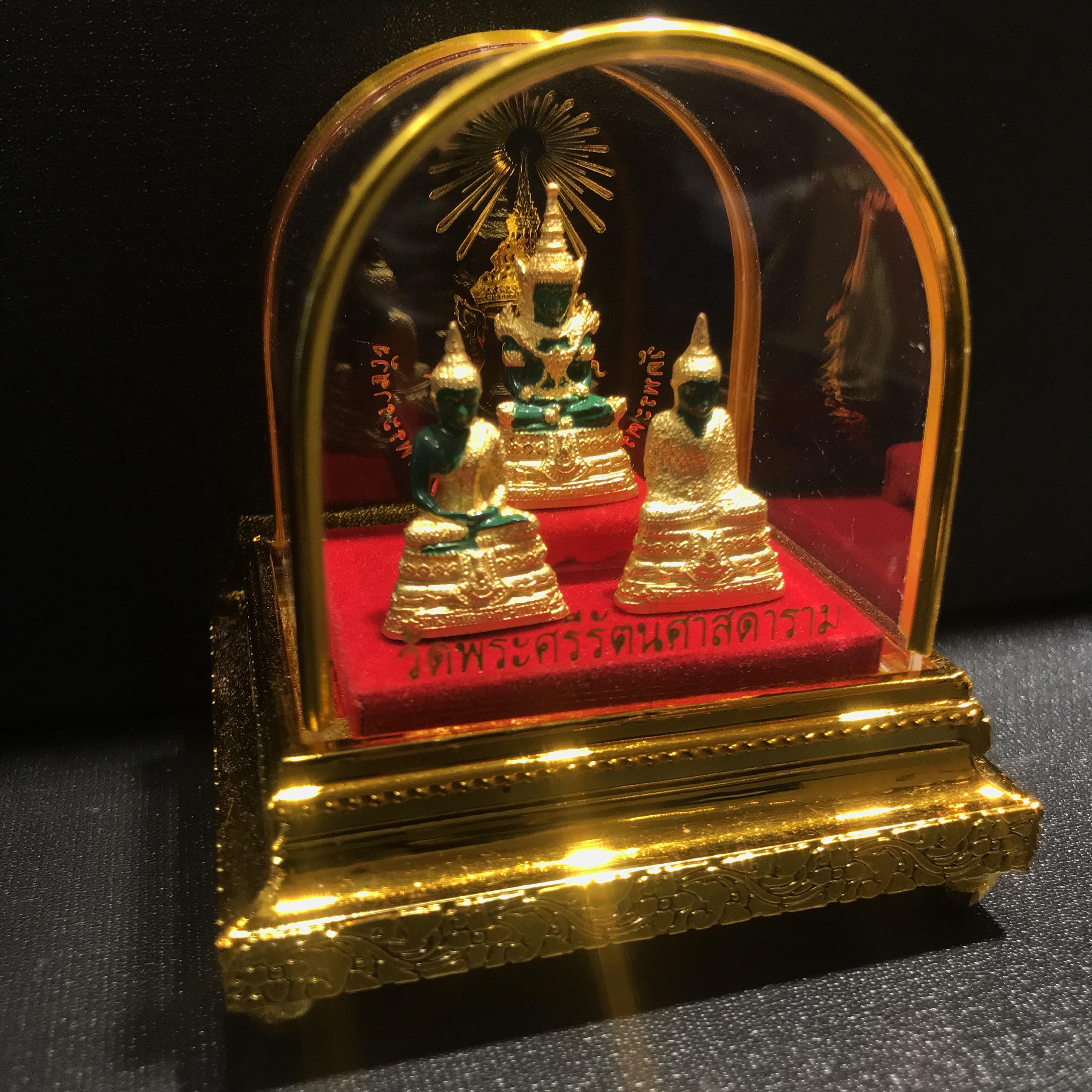 พระพุทธมหามณีรัตนปฏิมากร(พระแก้วมรกต) วัดพระศรีรัตนศาสดาราม สำนักพระราชวัง จัดสร้าง ชุด 3 ฤดู หน้าตัก 1 นิ้วพร้อมครอบตู้เดิม(บรรจุมวลสารใต้ฐาน)