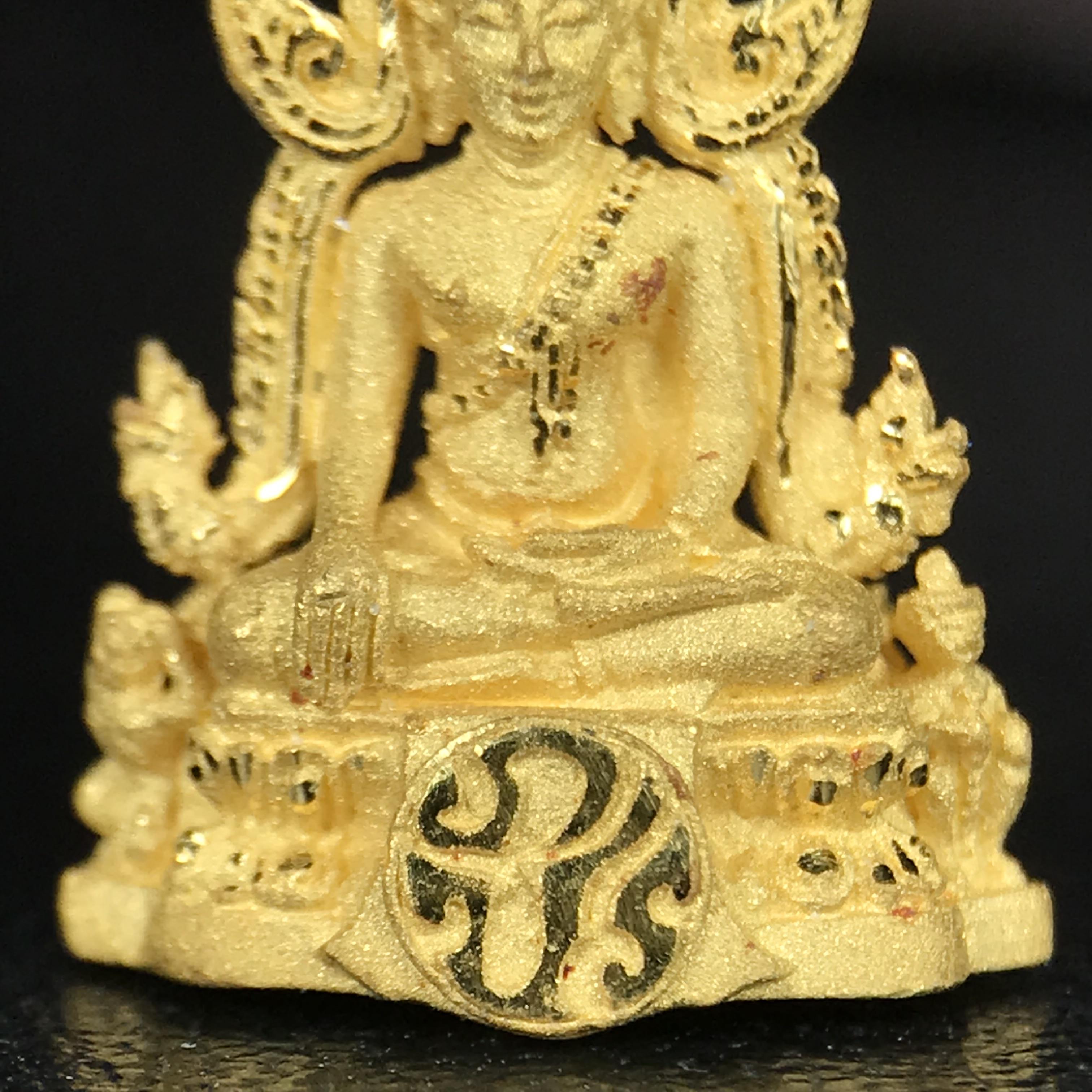 พระพุทธชินราช ภปร. โครงการ "เพราะแผ่นดินนี้ คือ แผ่นดินเกิด" ปี 2548(รุ่นแรก) ลอยองค์เนื้อทองคำบริสุทธิ์ 96.5% (น้ำหนัก 2.5 กรัม) หน้าตัก 1/4 นิ้ว (ขนาด 1.6 x1.1 ซม.) พุทธศิลป์งดงามทรงคุณค่า รุ่นยอดนิยม