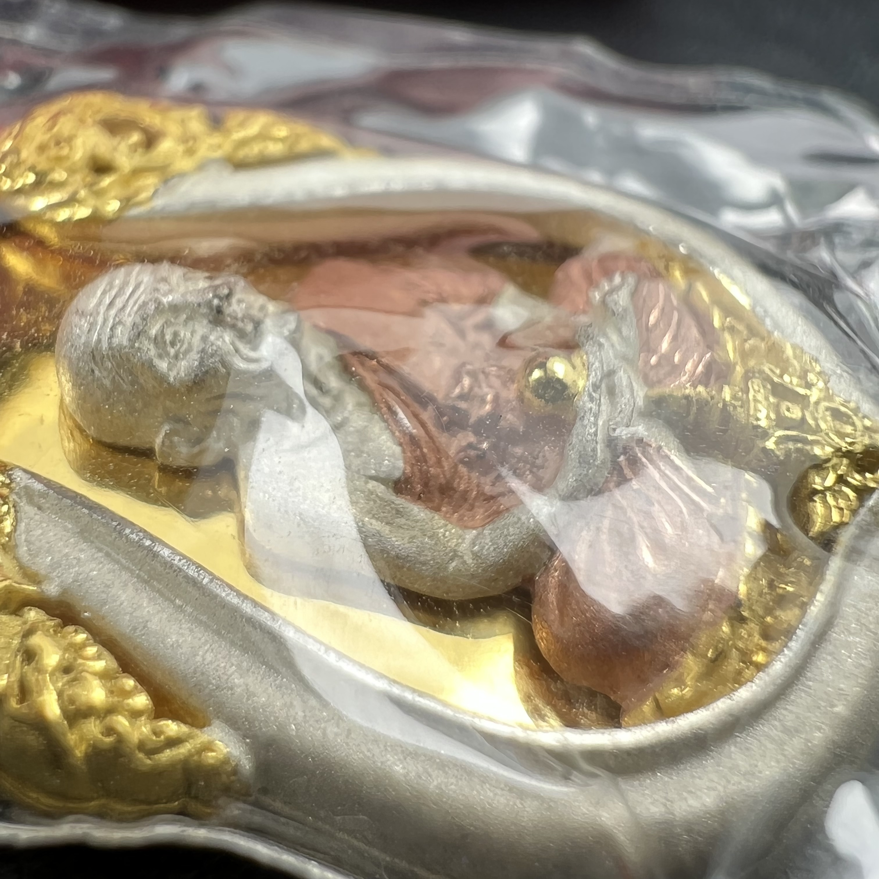 หลวงพ่อทวดเหยียบน้ำทะเลจืด รุ่นครบรอบกระทรวงกลาโหม 115 ปี พิธีปลุกเสก ณ มหาเจดีย์วัดพะโค๊ะ และบนเรือรบหลวงกองเรือยุทธการภาคที่ 2 กลางทะเล จังหวัดสงขลา ปี2545 เหรียญทรงเสมาเนื้อเงินสามกษัตริย์(ฉากพื้นหลังผิวกระจก) ตอกโค๊ตและหมายเลข ซีนซองเดิมกล่องบรรจุเดิม