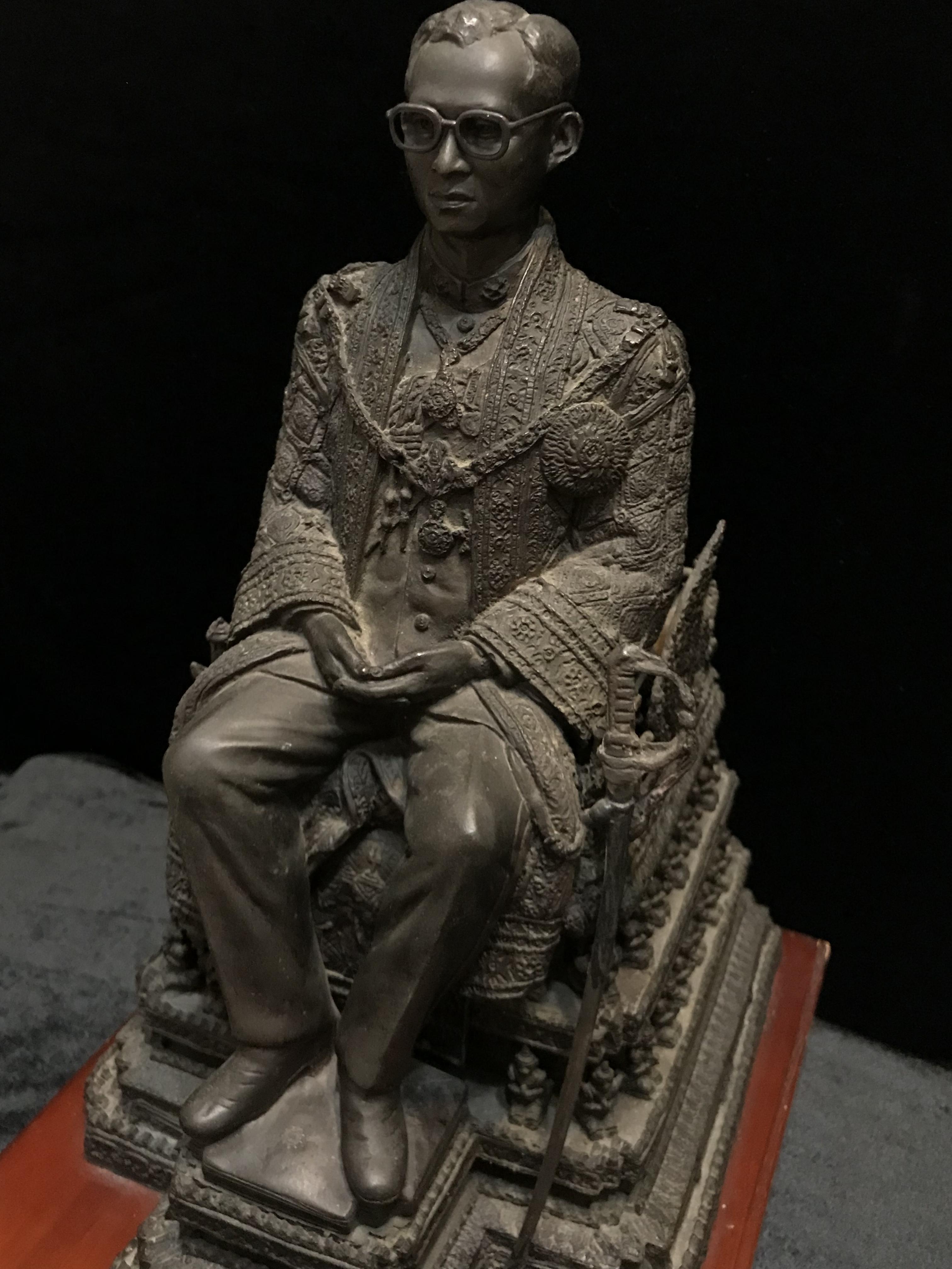 พระบรมรูปพระบาทสมเด็จพระเจ้าอยู่หัวรัชกาลที่9(นั่งบัลลังก์) กระทรวงมหาดไทยจัดสร้าง ปี2539(นิยม)