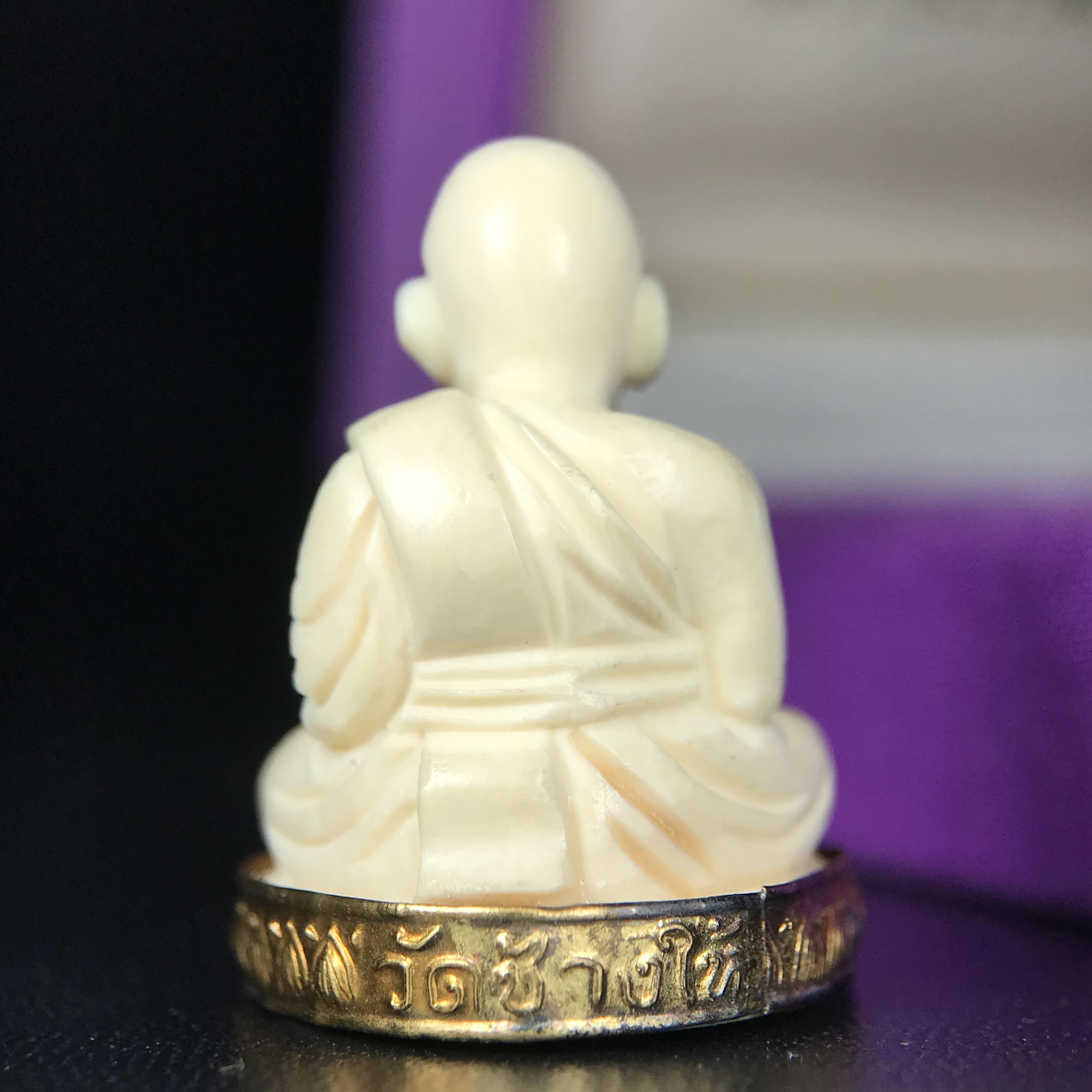 สมเด็จหลวงพ่อทวด รุ่นคชสารหมื่นปี (ศิลปาชีพ) วัดช้างให้ ปี 2541โดยมีท่าน อ.นอง วัดทรายขาว เป็นเจ้าพิธี และมีเกจิร่วมปลุกเสก 108 รูป บรรจุผงว่านเก่าและดินกากยายักษ์(พิมพ์ลอยองค์ฐานทองคำโค๊ตทองคำ)พร้อมกล่องบรรจุครบ นิยมหายาก**ผิวสวยงานแกะพุทธศิลป์สวยงดงาม**