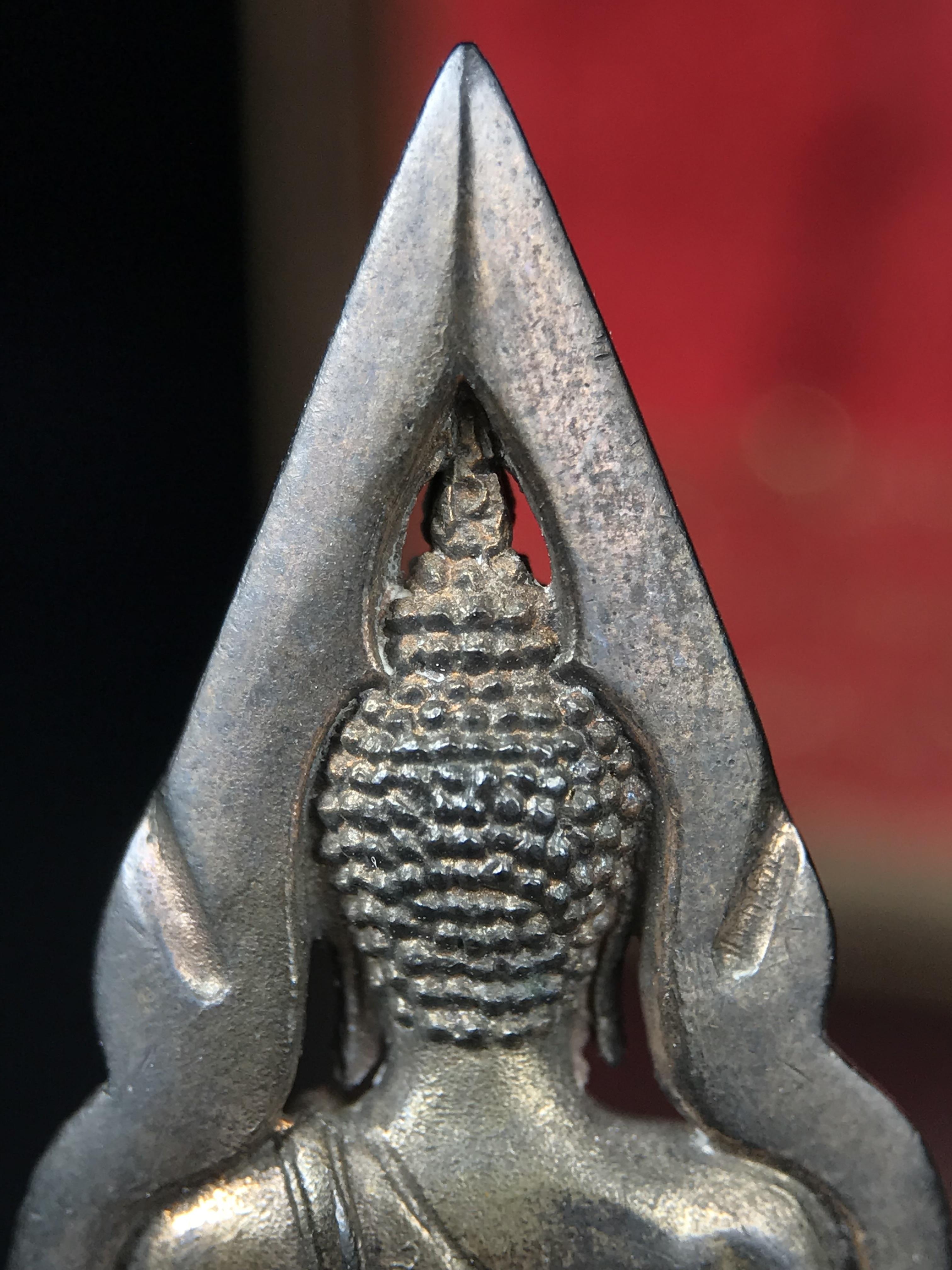 พระพุทธชินราชอินโดจีนมหาจักรพรรดิ อนุสรณ์ 100 ปี พิษณุโลกพิทยาคม (โรงเรียนชาย) พิธีจักรพรรดิมหาพุทธาภิเษก ปี 2542 เนื้อนวโลหะ(เต็มสูตรแก่ทองคำ) พิธีใหญ่มวลสารดีเกจิอาจารย์ยอดนิยมร่วมปลุกเสก*** ตอกโค้ดและหมายเลข*** 1 ใน 999 องค์ ยอดนิยมหายาก