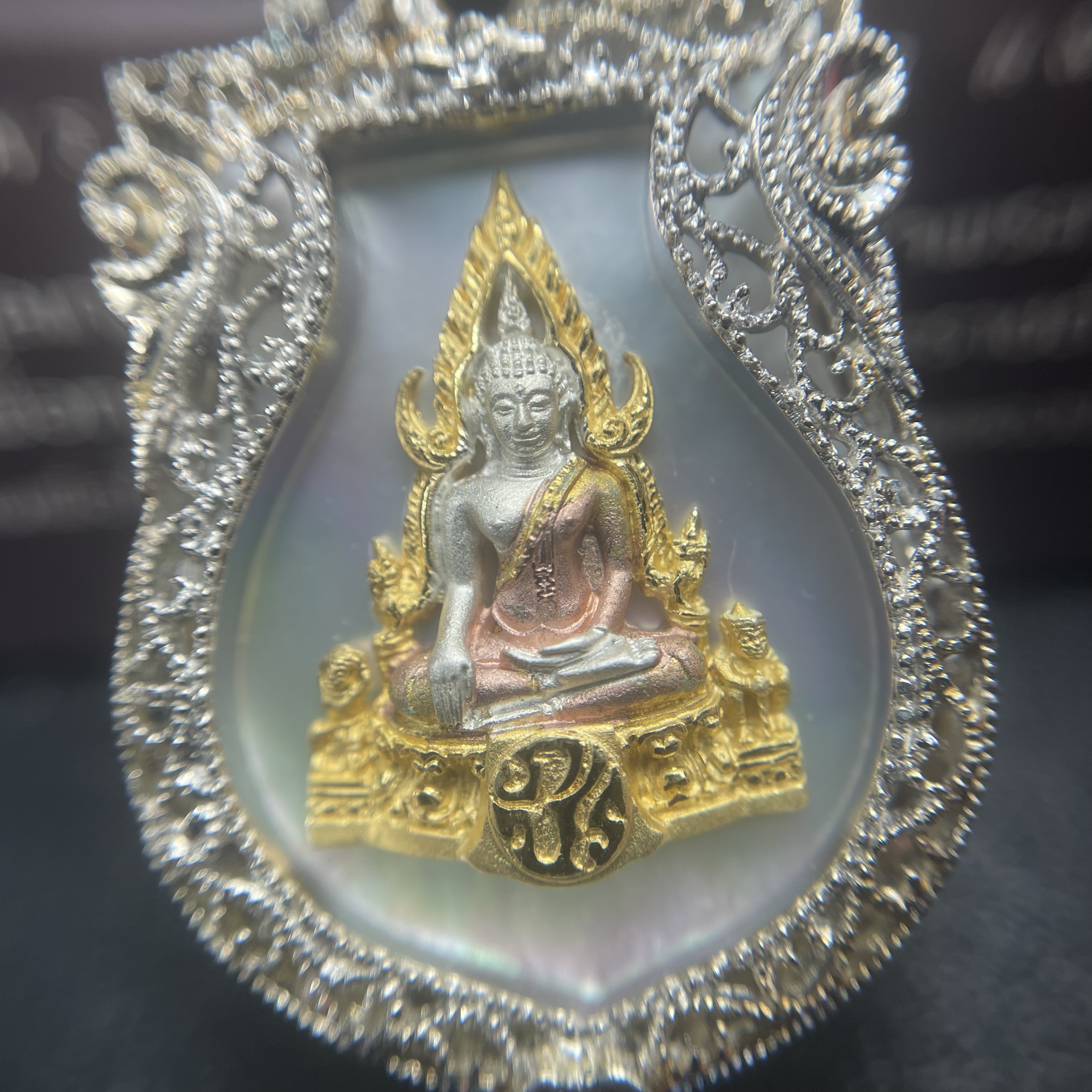 พระพุทธชินราช ภปร. โครงการ "เพราะแผ่นดินนี้ คือ แผ่นดินเกิด" ปี2548(รุ่นแรก) เหรียญทรงเสมา ขนาด 21 x 29 มม.เนื้อเงินสามกษัตริย์ องค์พระชุบสามกษัตริย์ ล้อมด้วยกรอบเงินชุบทองคำขาวสลักเสลาเป็นลวดลายละเอียดอ่อน ส่วนพื้นองค์พระเป็นเปลือกหอยมุขงดงาม