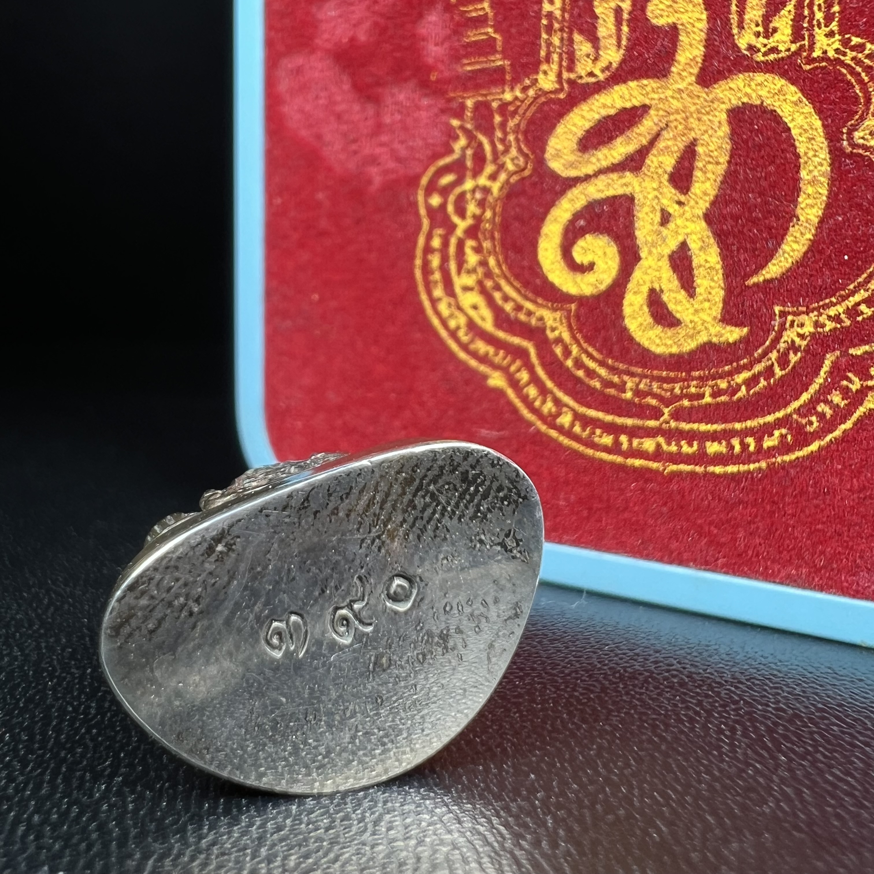 พระกริ่งสมเด็จนางพญาญาณนาวา พรหมวชิรญาณ โครงการพัฒนาพระอารามเฉลิมพระเกียรติ วัดยานนาวา ปี 2547เนื้อนวโลหะก้นเงิน องค์หมายเลข ๓๙๐ พร้อมกล่องบรรจุเดิมครบสมบูรณ์