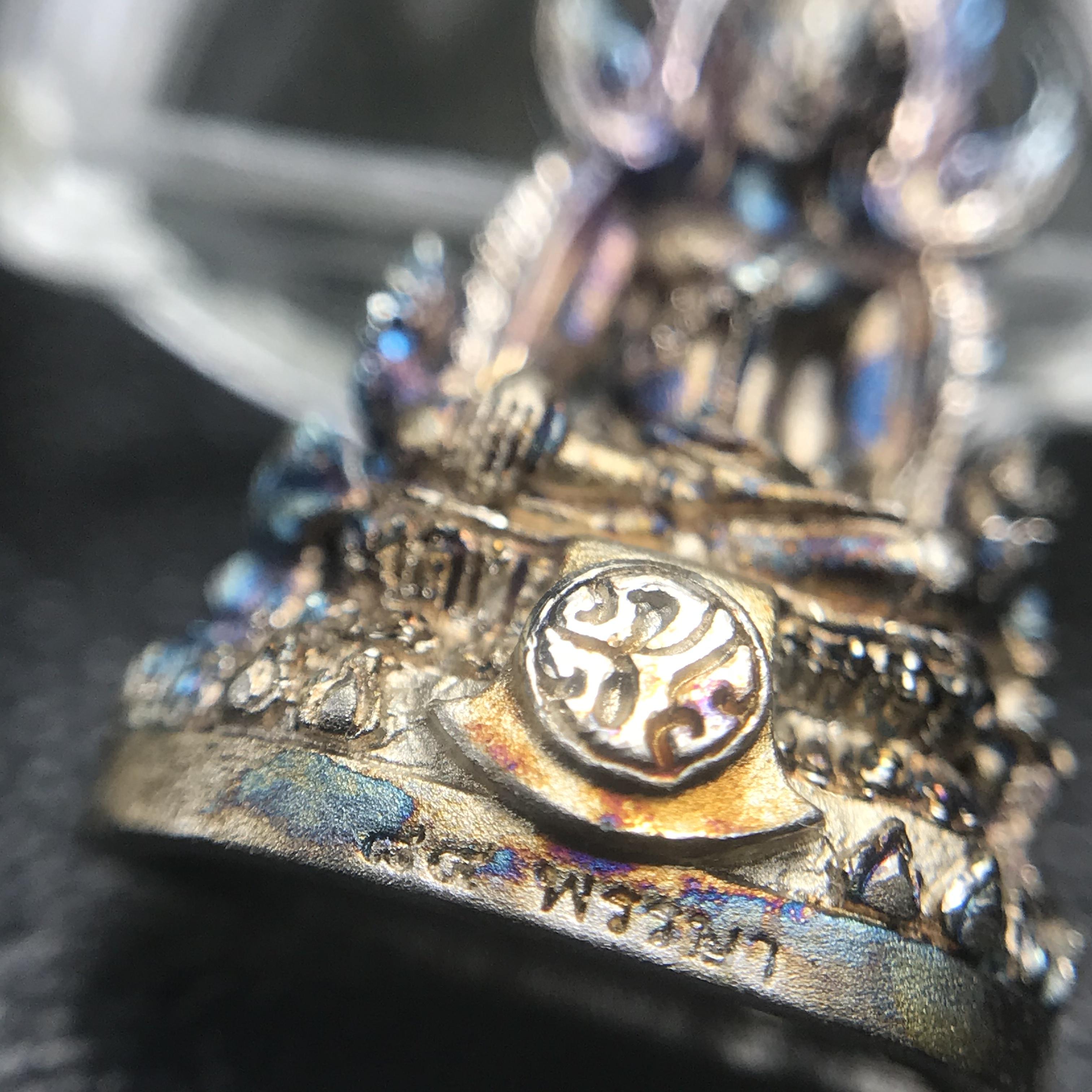 พระพุทธชินราช(จำลอง) ภปร. 84 พรรษา เนื้อเงินชุบทองคำขาว พิมพ์เล็กขนาดหน้าตัก 1/4 นิ้ว (สภาพผิวเดิมสวย ขึ้นสีรุ้งธรรมชาติ แบบนิยม)(พระราชทานมวลสาร จิตรลดาและเส้นพระเจ้า(เส้นผม))