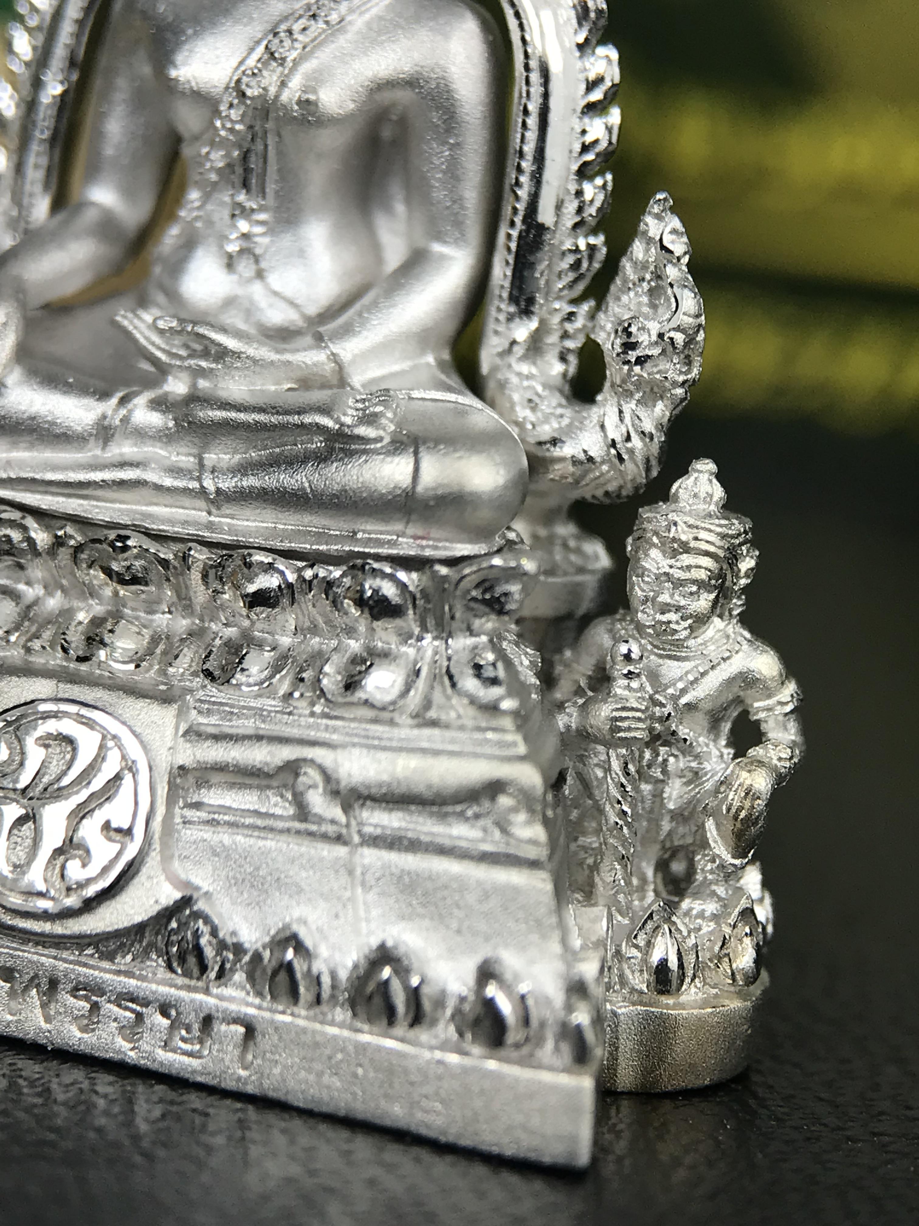 พระพุทธชินราช ภปร. 84 พรรษาในหลวงรัชกาลที่ 9 ปี 2554 พิมพ์กลางขนาดหน้าตัก 1/2 นิ้ว(สูง 3.8 ซม.) เนื้อเงินชุบทองคำขาว(สภาพผิวเดิมสวย) (พระราชทานมวลสาร จิตรลดาและเส้นพระเจ้า(เส้นผม)รัชกาลที่9)พุทธศิลป์ทรงคุณค่าอีกหนึ่งรุ่นยอดนิยม(องค์หมายเลข ๒๔๐๐)