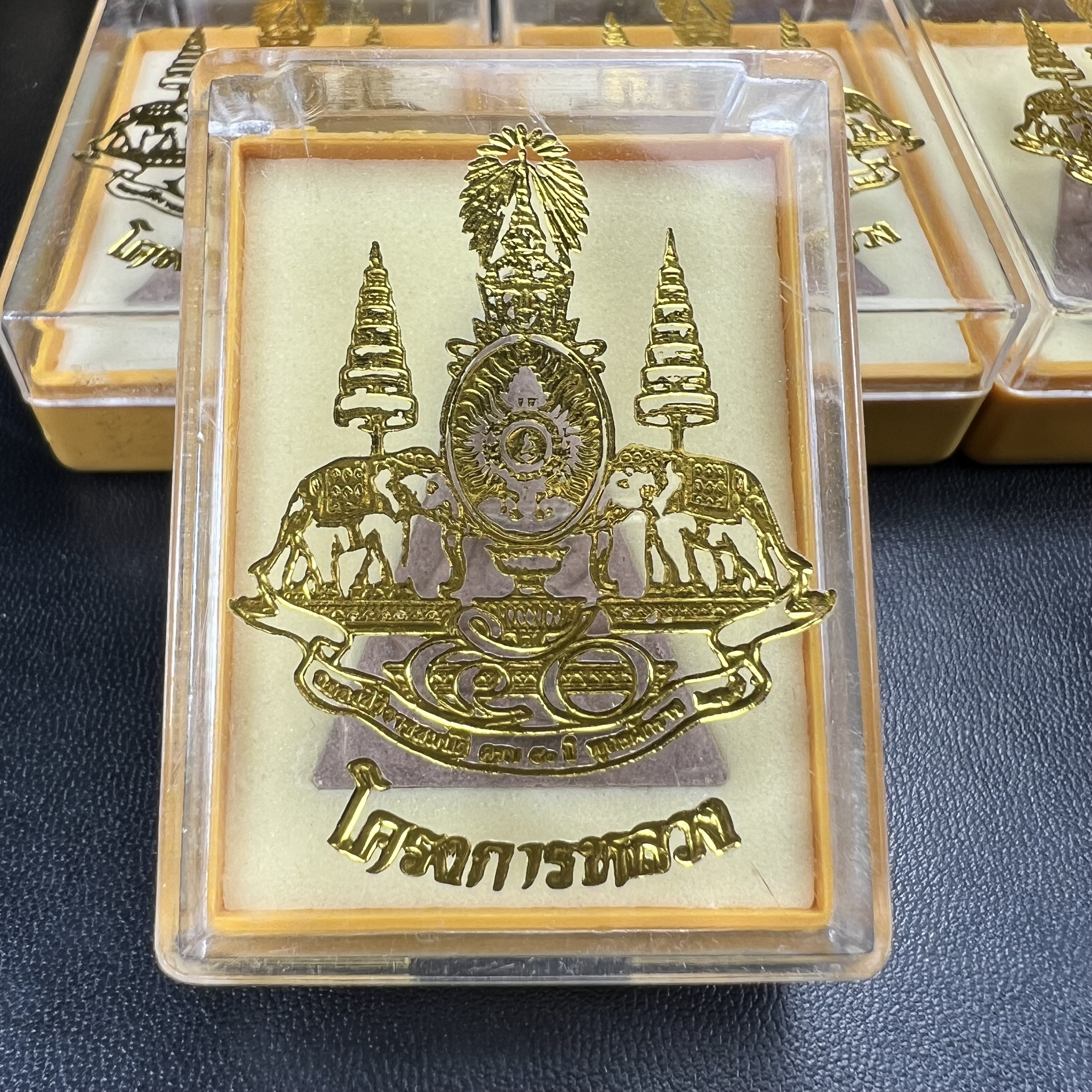 พระพุทธนวราชบพิตร พระพิมพ์จิตรลดา เนื้อผง โครงการหลวง ปี 2539 จัดสร้างในปีมหามงคลกาญจนาภิเษกในหลวงรัชกาลที่ 9 ครองศิริราชย์ครบ 50 ปี คัดสวย พร้อมกล่องบรรจุเดิม พิธีใหญ่ ปลุกเสกวัดพระแก้ว(พิธีดี มวลสารมงคล)