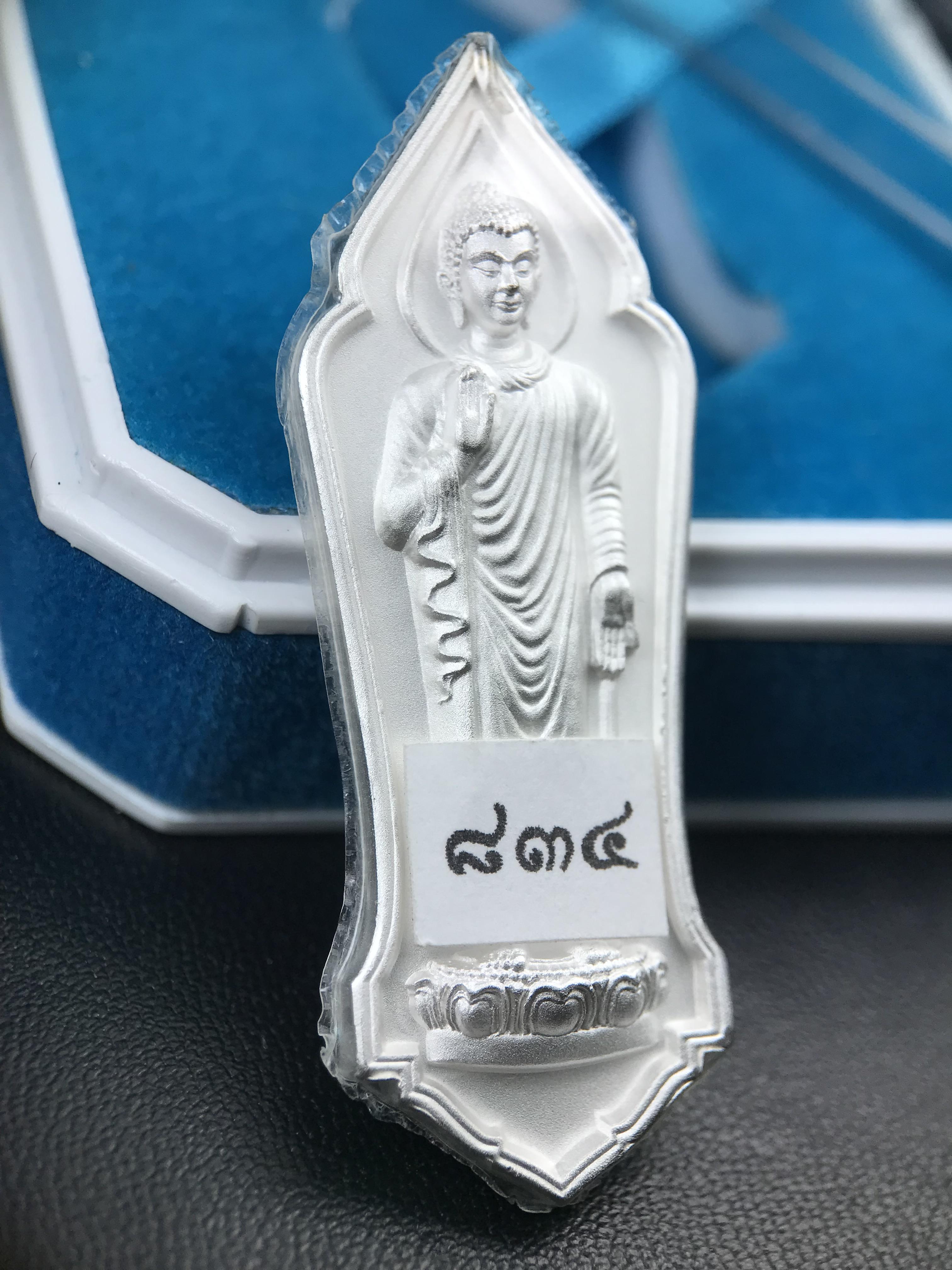 เหรียญที่ระลึกพระพุทธเมตตาประชาไทยไตรโลกนาถคันธารราฐอนุสรณ์ หลัง ภปร. และ สก. วัดทิพย์สุคนธาราม จ.กาญจนบุรี ปี 2558 เนื้อเงิน 99.99% ขนาดสูง 4.6 ซม. ที่ระลึก ร.9 พระชนมพรรษาครบ 7 รอบ และ สมเด็จพระราชินี พระชนมพรรษา 80 พรรษา พิธีใหญ่(หายาก1 ใน 999 เหรียญ)