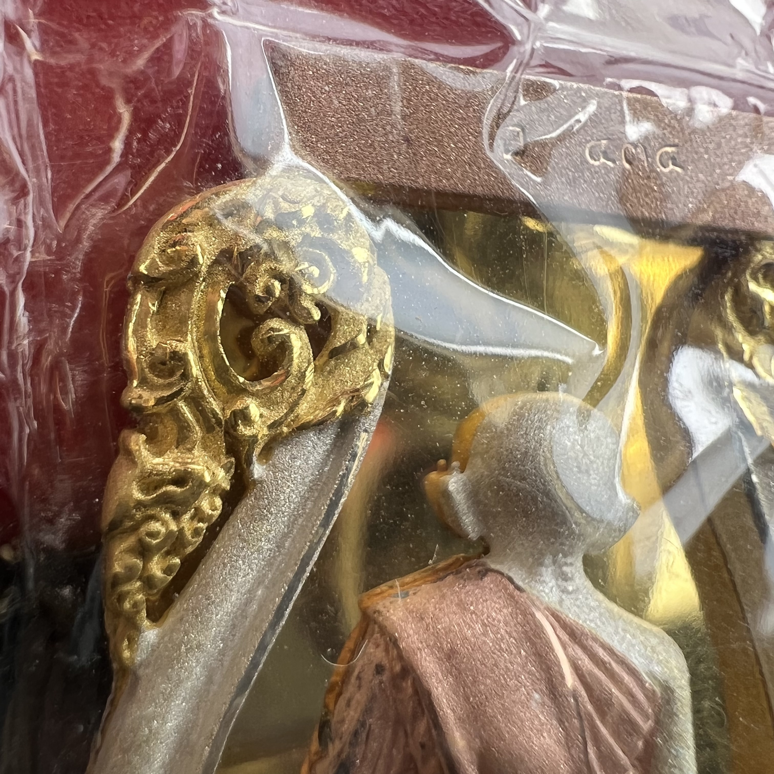 หลวงพ่อทวดเหยียบน้ำทะเลจืด รุ่นครบรอบกระทรวงกลาโหม 115 ปี พิธีปลุกเสก ณ มหาเจดีย์วัดพะโค๊ะ และบนเรือรบหลวงกองเรือยุทธการภาคที่ 2 กลางทะเล จังหวัดสงขลา ปี2545 เหรียญทรงเสมาเนื้อเงินสามกษัตริย์(ฉากพื้นหลังผิวกระจก) ตอกโค๊ตและหมายเลข ซีนซองเดิมกล่องบรรจุเดิม