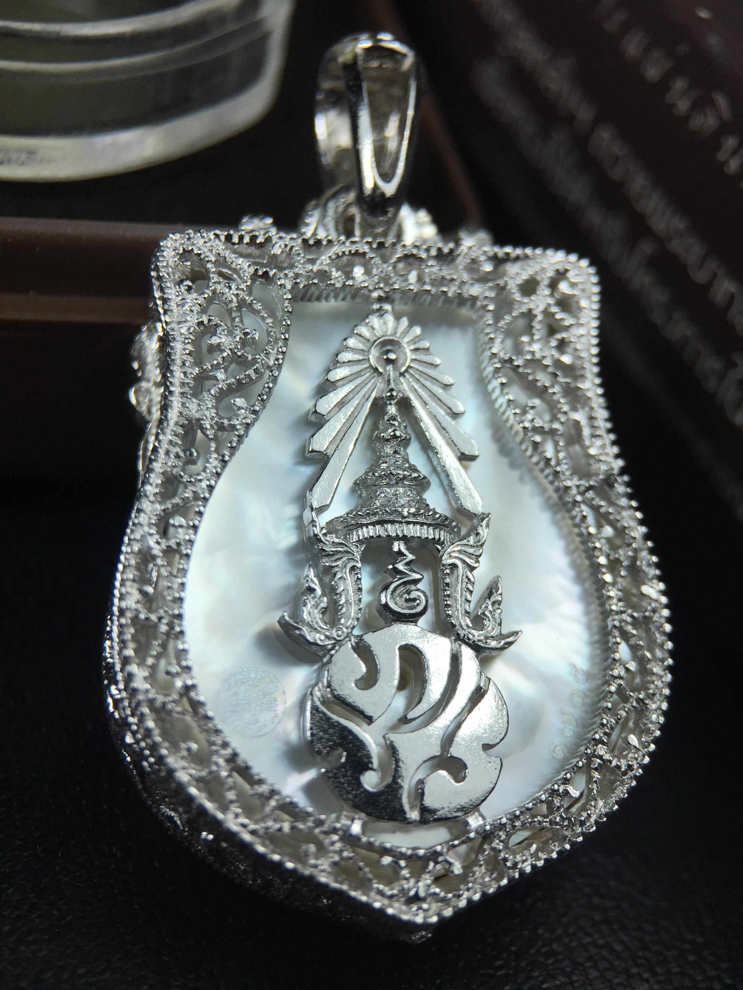 พระพุทธชินราช ภปร. โครงการ "เพราะแผ่นดินนี้ คือ แผ่นดินเกิด" ปี2548(รุ่นแรก) เหรียญทรงเสมา ขนาด 21 x 29 มม.เนื้อเงินสามกษัตริย์ องค์พระชุบสามกษัตริย์ ล้อมด้วยกรอบเงินชุบทองคำขาวสลักเสลาเป็นลวดลายละเอียดอ่อน ส่วนพื้นองค์พระเป็นเปลือกหอยมุขงดงาม