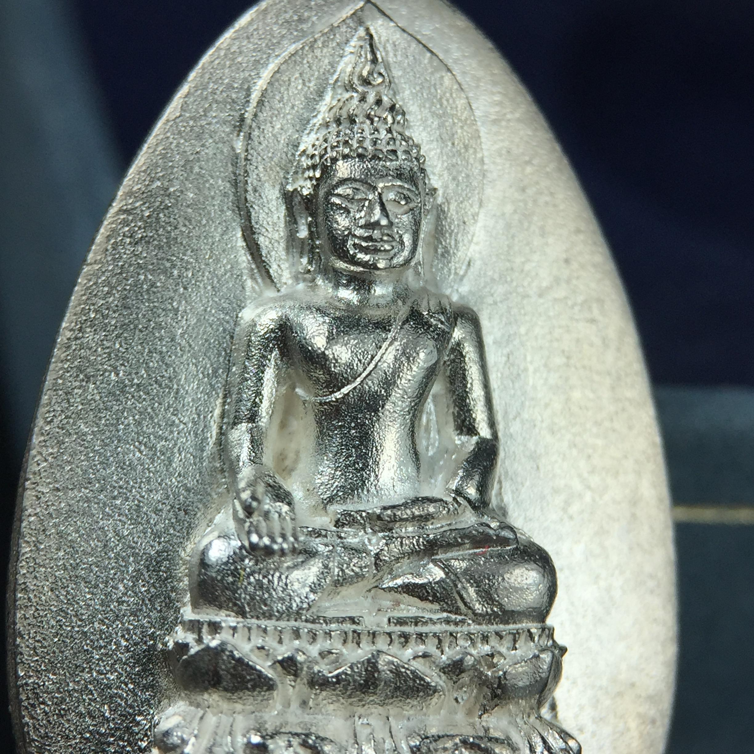 เหรียญพระไพรีพินาศตราสัญลักษณ์ หลัง สก มหามงคลเฉลิมพระชนมพรรษา 5 รอบ ครบ 60 พรรษาพระราชินีในหลวงรัชกาลที่ 9 ปี 2535 วัดบวรนิเวศวิหาร เนื้อเงิน(หมายเลข ๔๒๐)พร้อมกล่องบรรจุเดิมสวยครบ (เนื้อเงินรุ่นนี้พบเจอน้อยมาก)