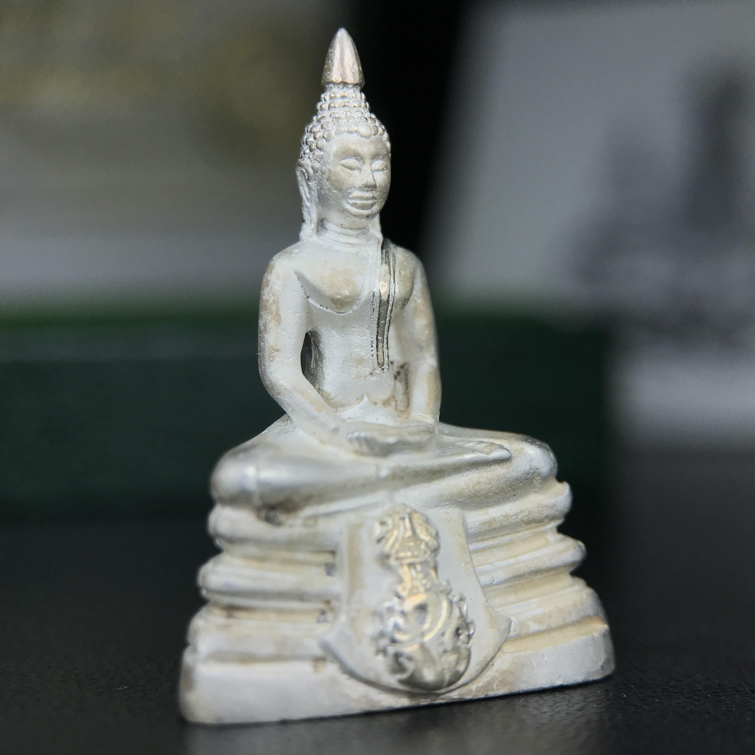 พระพุทธโสธร ภปร. รุ่นย้อนยุค สร้างพระอุโบสถ สมาคมชาวฉะเชิงเทรา จัดสร้าง ปี 2539 วโรกาสครองสิริราชสมบัติครบ 50 ปี เนื้อเงินทรายนวลขัดเงาบางส่วน พร้อมกล่องบรรจุและใบรับรองเดิม