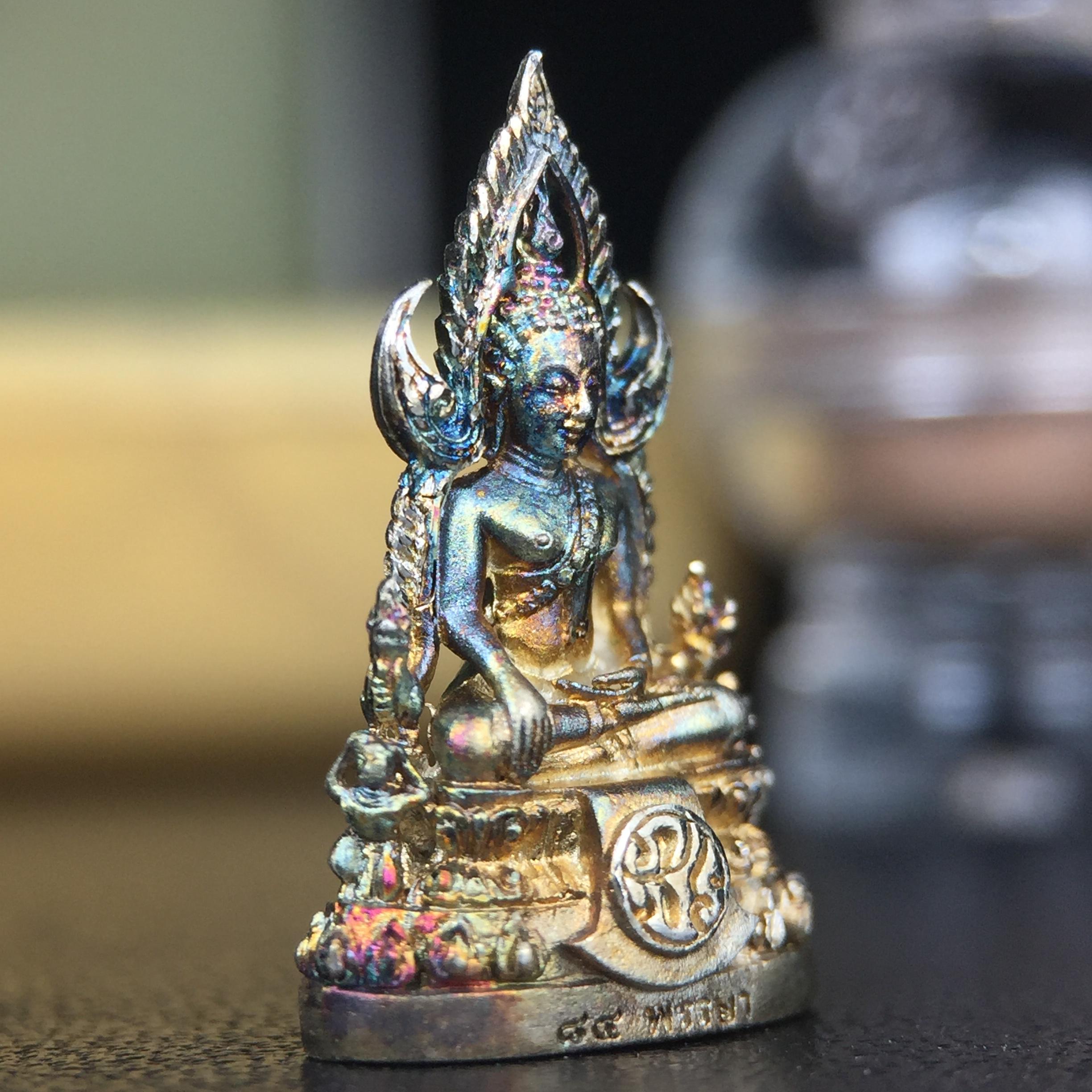 พระพุทธชินราช(จำลอง) ภปร. 84 พรรษา เนื้อเงินชุบทองคำขาว พิมพ์เล็กขนาดหน้าตัก 1/4 นิ้ว (สภาพผิวเดิมสวย ขึ้นสีรุ้งธรรมชาติ แบบนิยม)(พระราชทานมวลสาร จิตรลดาและเส้นพระเจ้า(เส้นผม))พุทธศิลป์ทรงคุณค่าอีกหนึ่งรุ่นยอดนิยม