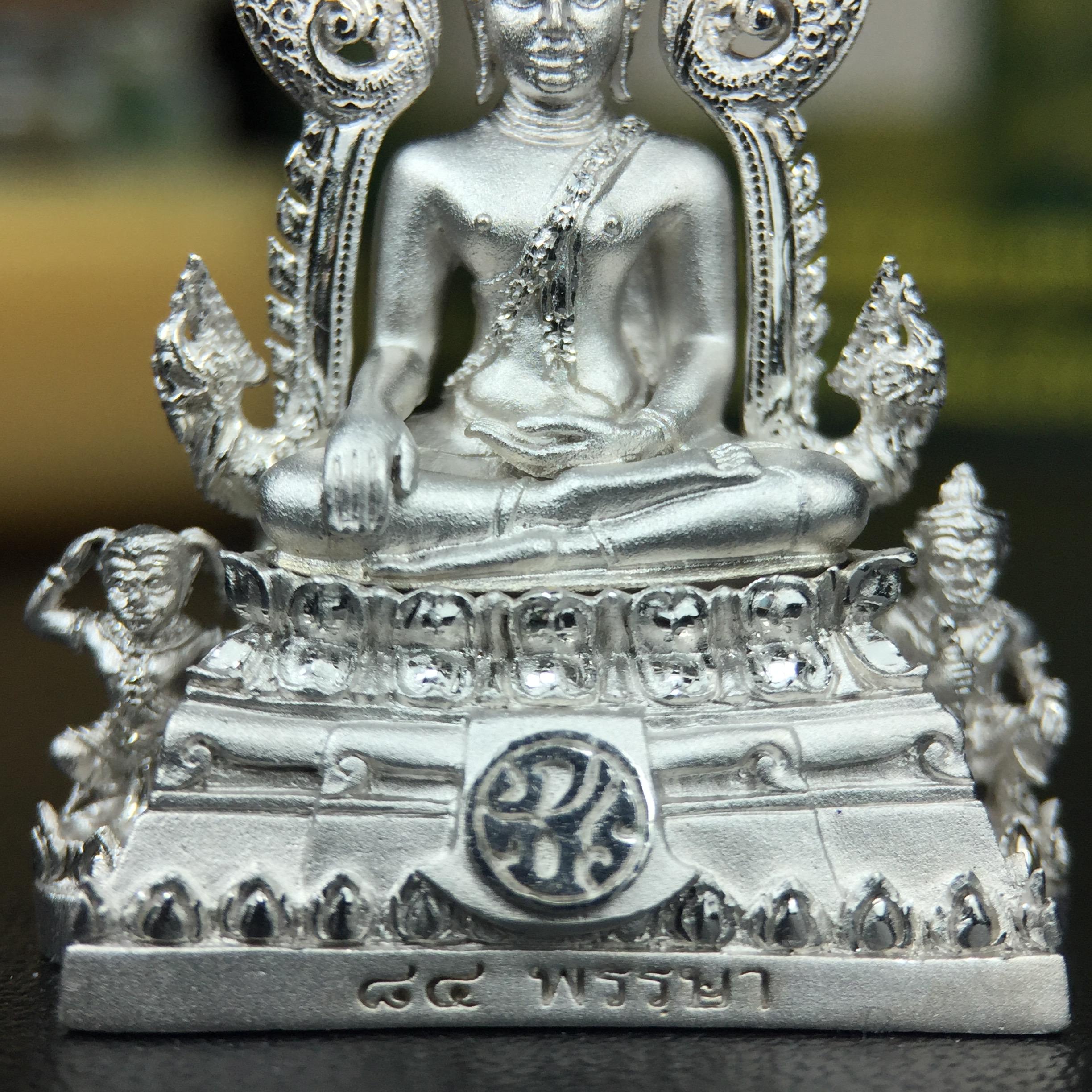 พระพุทธชินราช(จำลอง) ภปร. 84 พรรษา ปี 2554 เนื้อเงินชุบทองคำขาว พิมพ์กลางขนาดหน้าตัก 1/2 นิ้ว(พระราชทานมวลสาร จิตรลดาและเส้นพระเจ้า(เส้นผม)รัชกาลที่9)พุทธศิลป์ทรงคุณค่าอีกหนึ่งรุ่นยอดนิยม(องค์หมายเลขสวย เลขคู่ 1155)