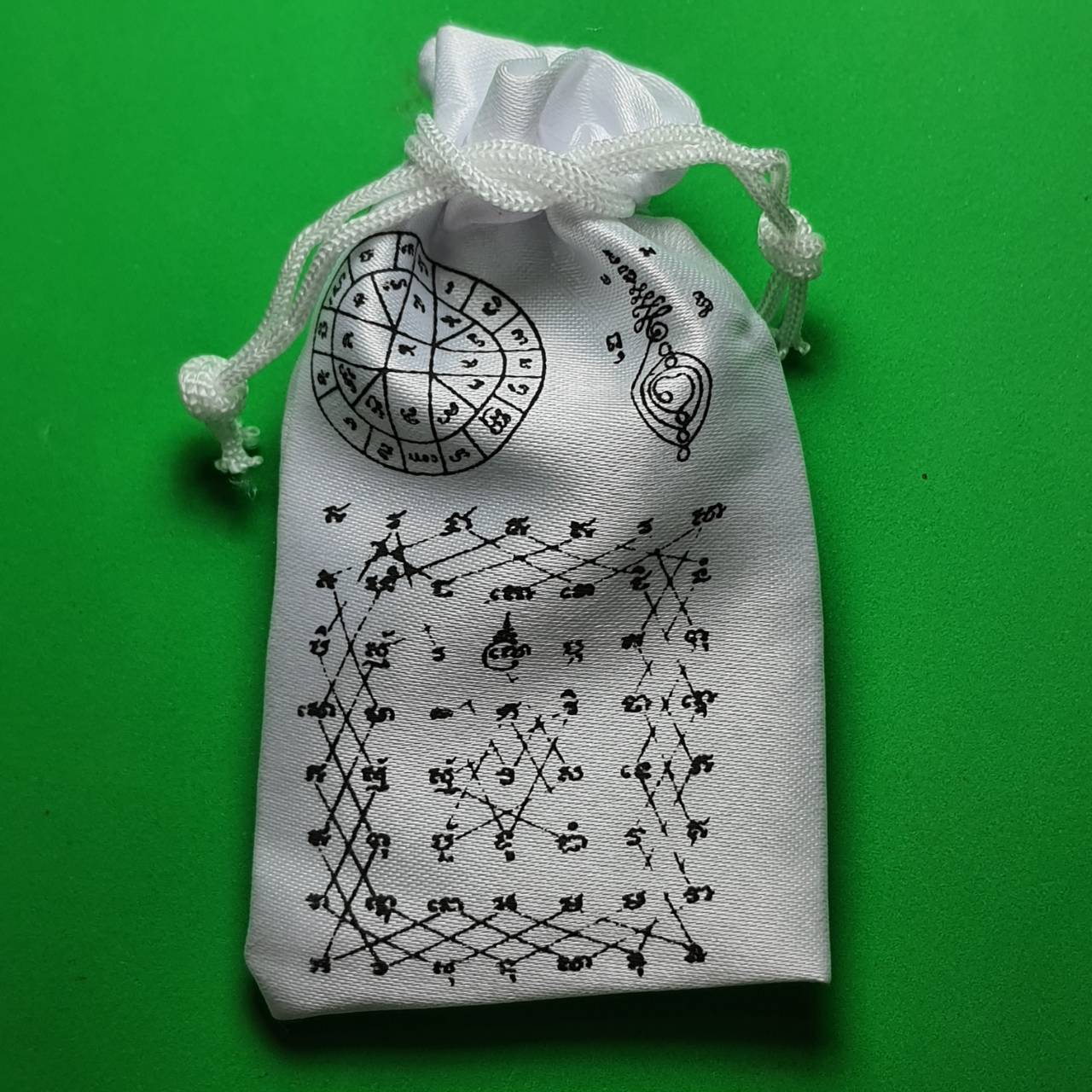 ของป้องกัน ถุงยันต์กันภัย108 ในถุงมี ท้าวเวสสุวรรณ ตะกรุดว่านกันภัย108 เบี้ยแก้บรรจุปรอท ป้องกันสิ่งที่มองไม่เห็น