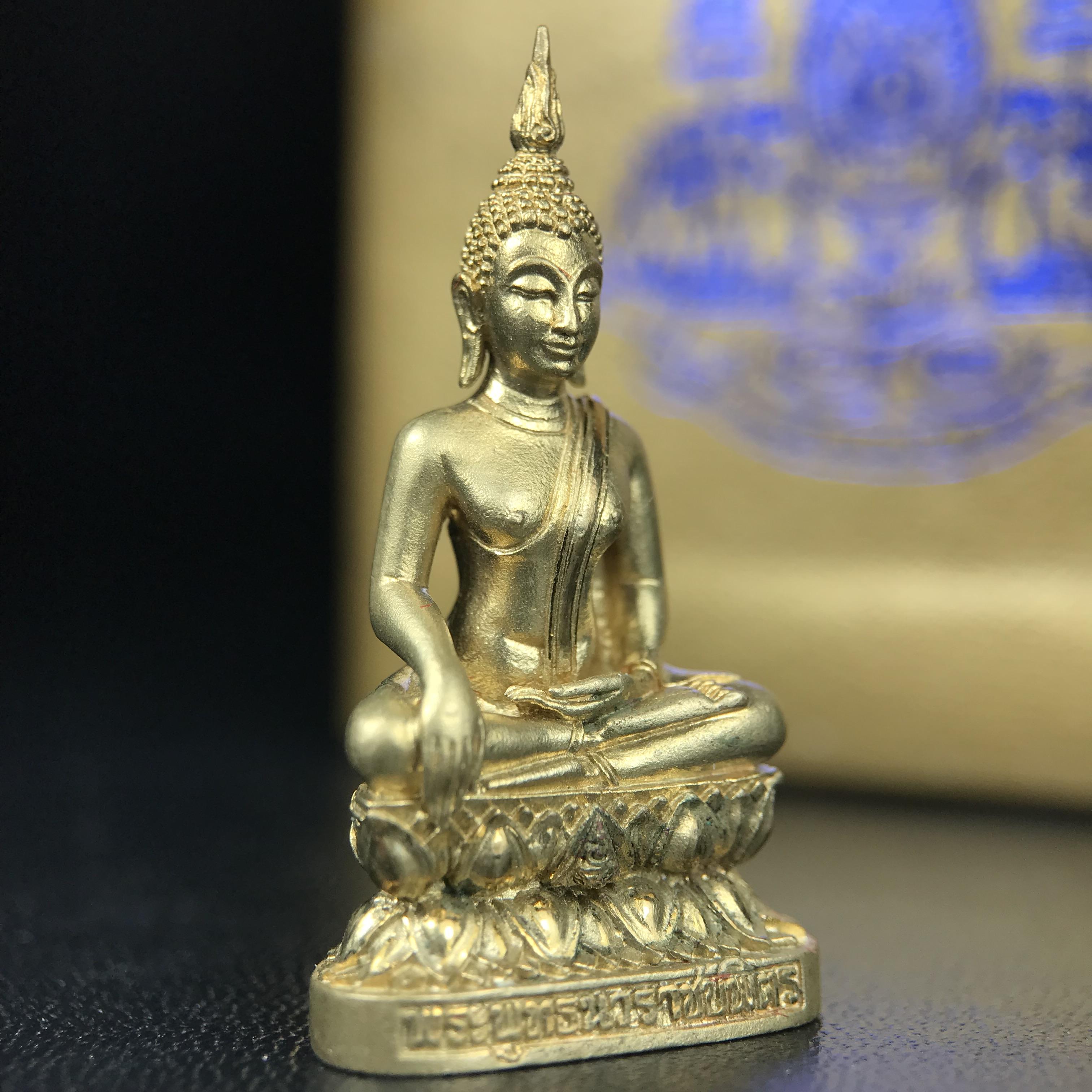 พระกริ่งพระพุทธนวราชบพิตร ตรากาญจนาภิเษกครองสิริราชสมบัติครบ 50 ปี รัชกาลที่ 9 ปี 2540 เนื้อทอง93(หายากพบเจอน้อยมาก) ขนาดสูง 3.2 ซม. พุทธศิลป์สวยงดงามและพิธีใหญ่วัดพระแก้ว(พุทธนวราชบพิตร นิมิตรหมายแห่งความสามัคคี ด้วยไมตรีแห่งองค์พระภูมิพล)