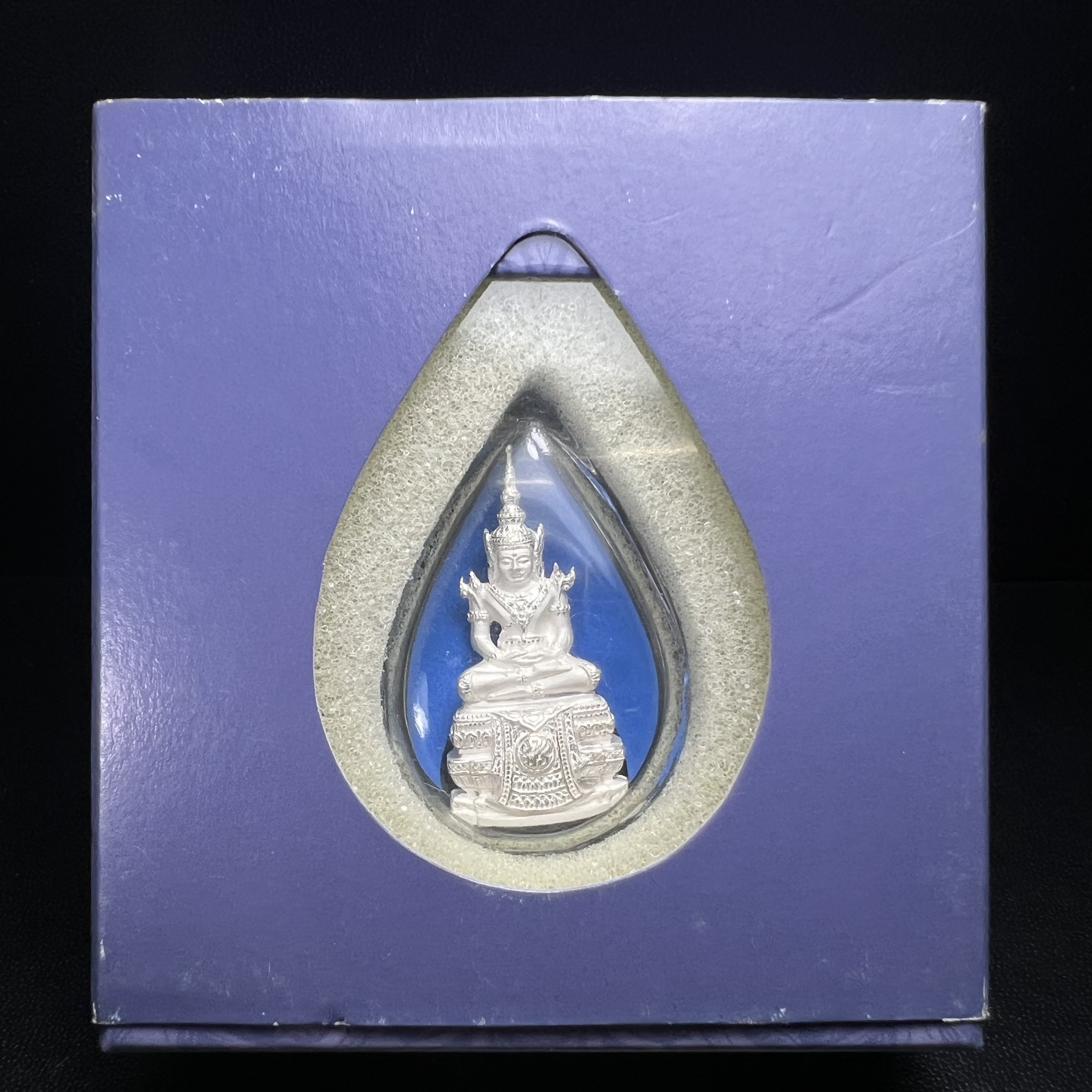 พระแก้วมรกต ภปร. ปี 2547 จัดสร้างโดยโรงพยาบาลภูมิพลอดุลยเดช เนื้อเงิน ลอยองค์ สูง 3.7 ซม. หน้าตัก 1/2 นิ้ว พิธีมหามังคาภิเษก ณ พระอุโบสถวัดพระศรีรัตนศาสดาราม(วัดพระแก้ว) งดงามทรงคุณค่าอีกหนึ่งรุ่นยอดนิยม หายาก(หมายเลขสวย ๑๔๙๙)(1ใน3000องค์)