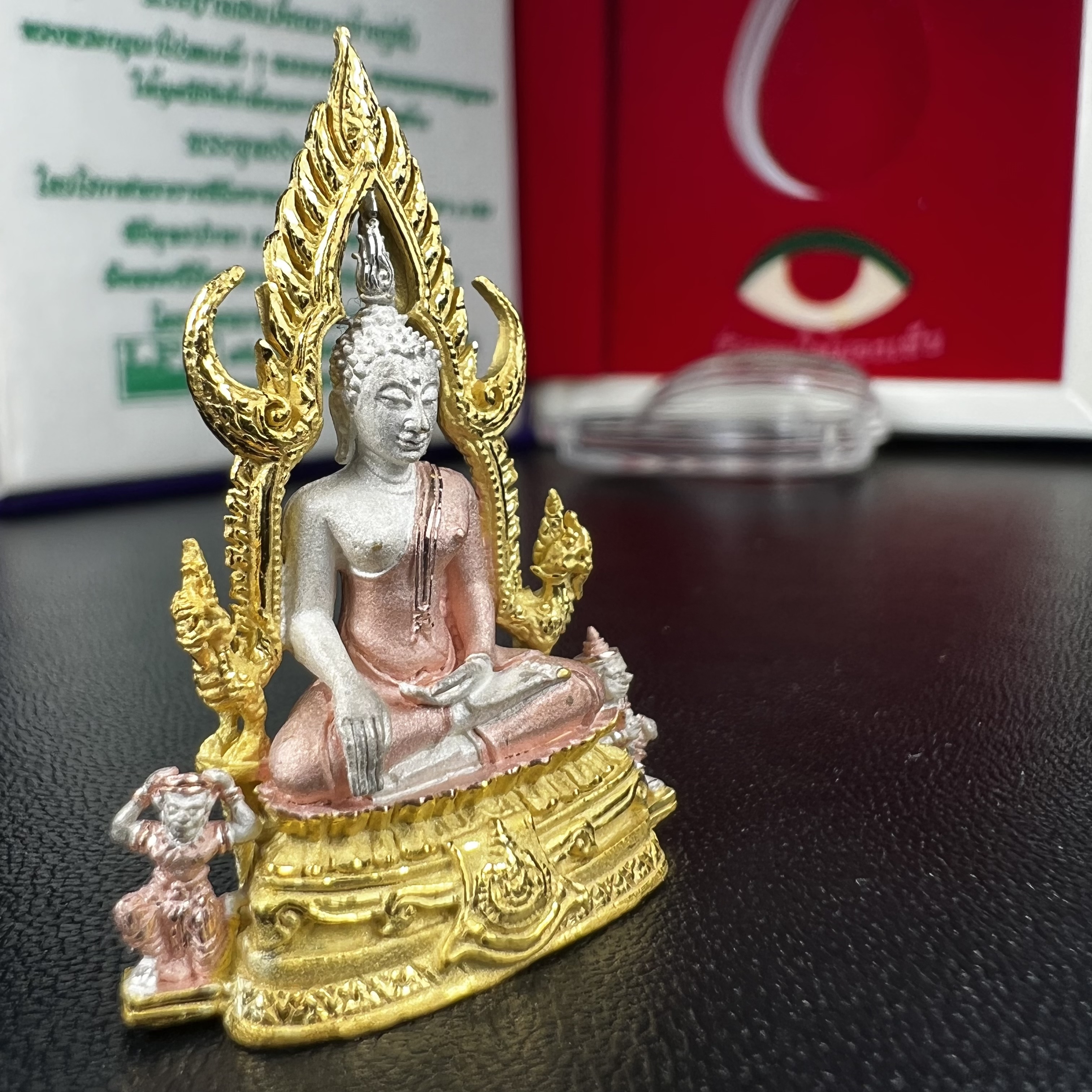 พระพุทธชินราช ภปร. ในวโรกาสพระราชพิธีมหามงคล เฉลิมพระชนมายุ6รอบ 5ธันวาคม2542 มูลนิธิพิทักษ์ดวงตาประชาชน จัดสร้าง เนื้อเงินแบบสามกษัตริย์ขัดเงาบางส่วน พิมพ์ใหญ่ ขนาดสูง 3.4 ซม. พร้อมกล่องบรรจุเดิม