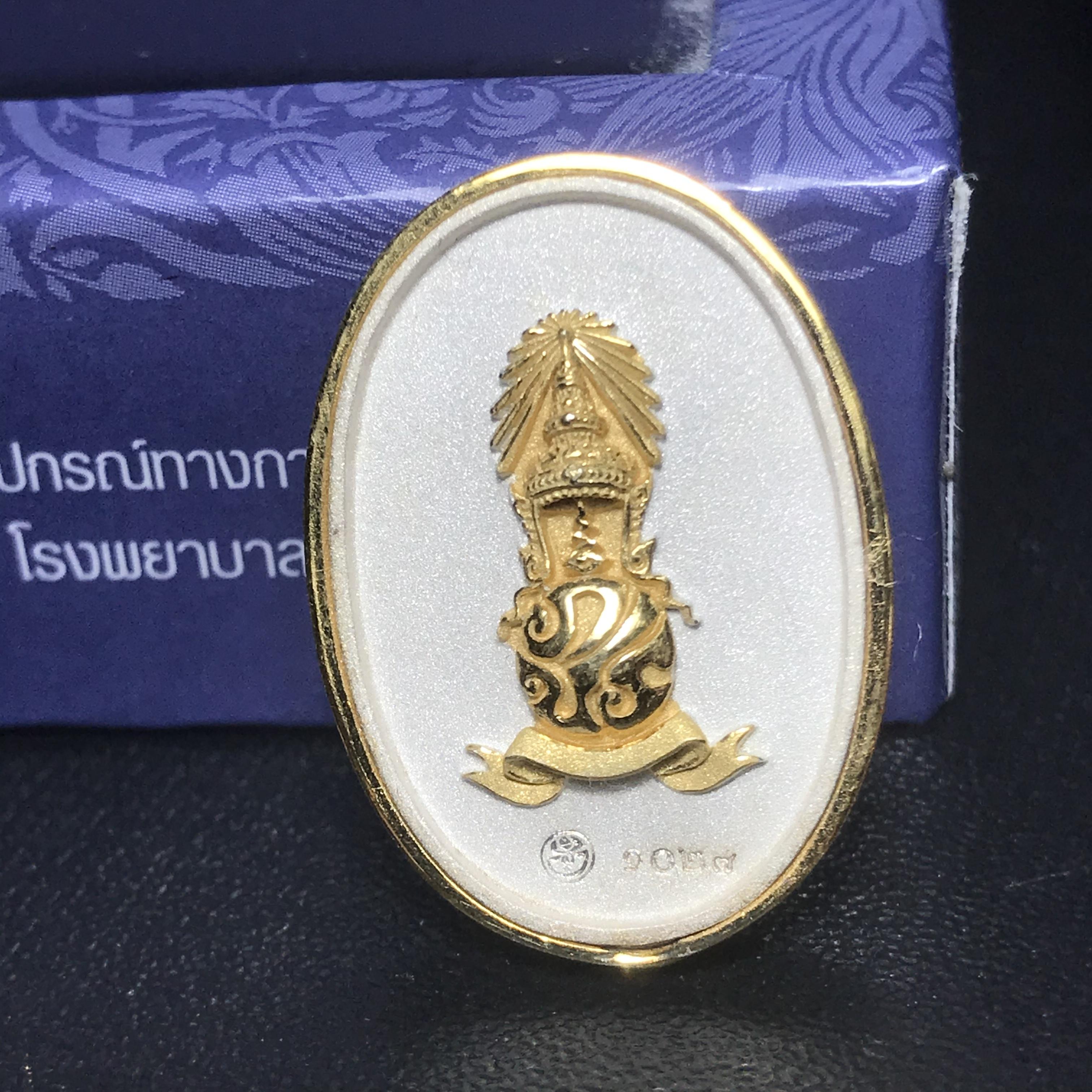 พระแก้วมรกต ภปร. ปี2547 จัดสร้างโดย รพ.ภูมิพลฯ เนื้อเงิน(3 กษัตริย์)เหรียญทรงกลมรี(1ใน3000องค์)