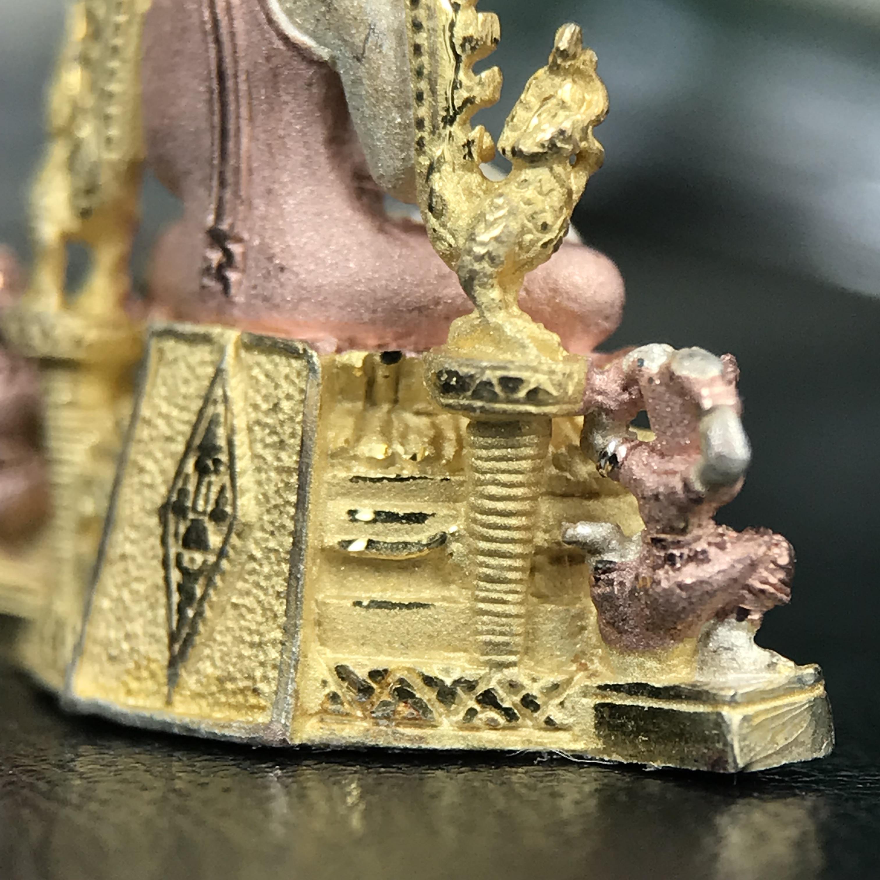 พระพุทธชินราช ภปร. ในวโรกาสพระราชพิธีมหามงคล เฉลิมพระชนมายุ6รอบ 5ธันวาคม2542 มูลนิธิพิทักษ์ดวงตาประชาชน จัดสร้าง เนื้อเงินบริสุทธิ์ 99.9% แบบสามกษัตริย์ขัดเงาบางส่วน พิมพ์กลาง ขนาดสูง 2.4 ซม. พร้อมกล่องบรรจุเดิม