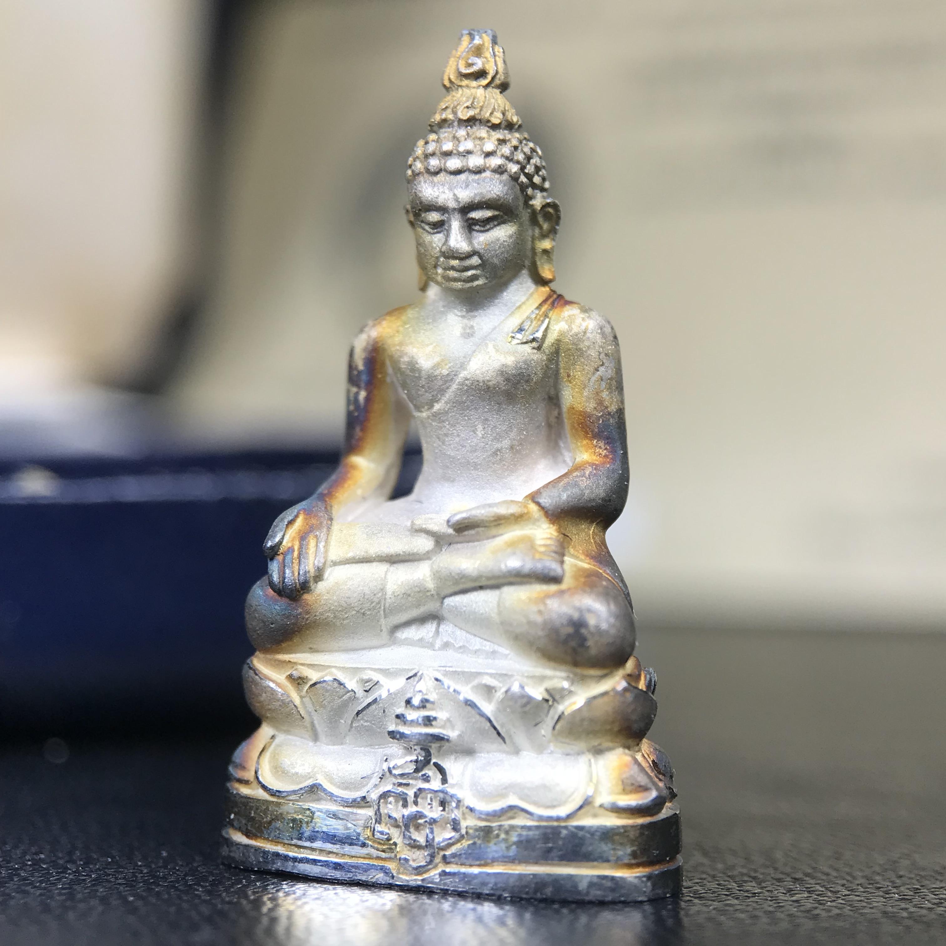 พระกริ่งไพรีพินาศ ญสส.มูลนิธิพิทักษ์ดวงตาประชาชน ฉลองศิริราชสมบัติครองราชย์ 50 ปี รัชกาลที่ 9 เนื้อเงินบริสุทธิ์ 99.9% (เนื้อเงินผิวเดิมติดรุ้งๆสวยเดิม)ขนาดสูง 2.8 ซม. พร้อมกล่องบรรจุเดิมและการ์ดใบรับรองเดิมครบสมบูรณ์(องค์หมายเลข ๒๓๒๗)