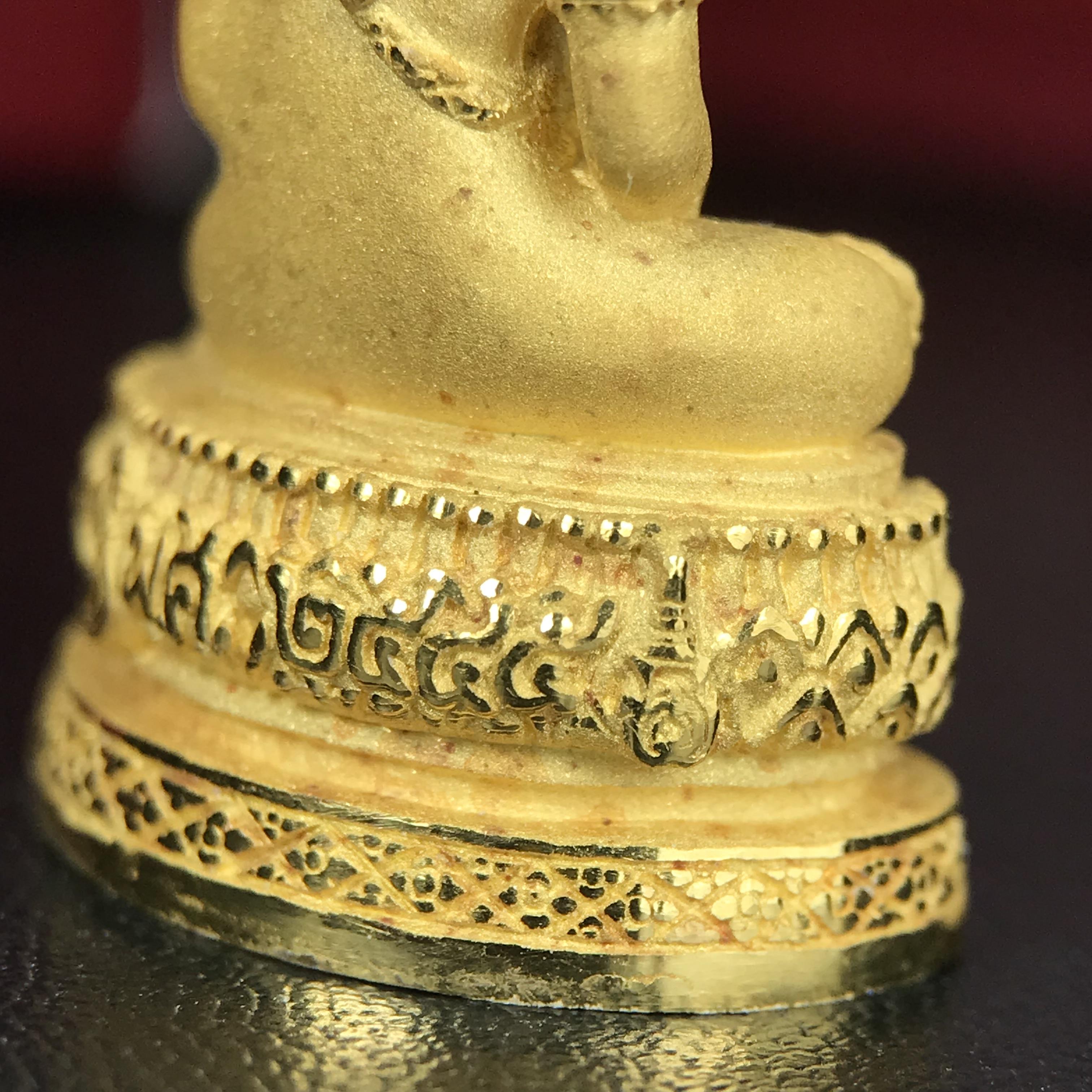 พระแก้วมรกต ภปร.(รุ่นแรก) ปี2545 รุ่นฉลองกรุงรัตนโกสินทร์ครบ 220 ปี พิมพ์ลอยองค์ใหญ่ เนื้อทองคำบริสุทธิ์ 96.5%(15.2 กรัม) ขนาด 19*35 มม.ครบสมบูรณ์(องค์หมายเลข ๓๓)(เลขคู่สวย)สุดยอดมงคลแผ่นดินที่ควรเก็บรักษา บูชาเป็นมงคลชีวิต(สวยงามและหายากมาก)(1ใน1000องค์)