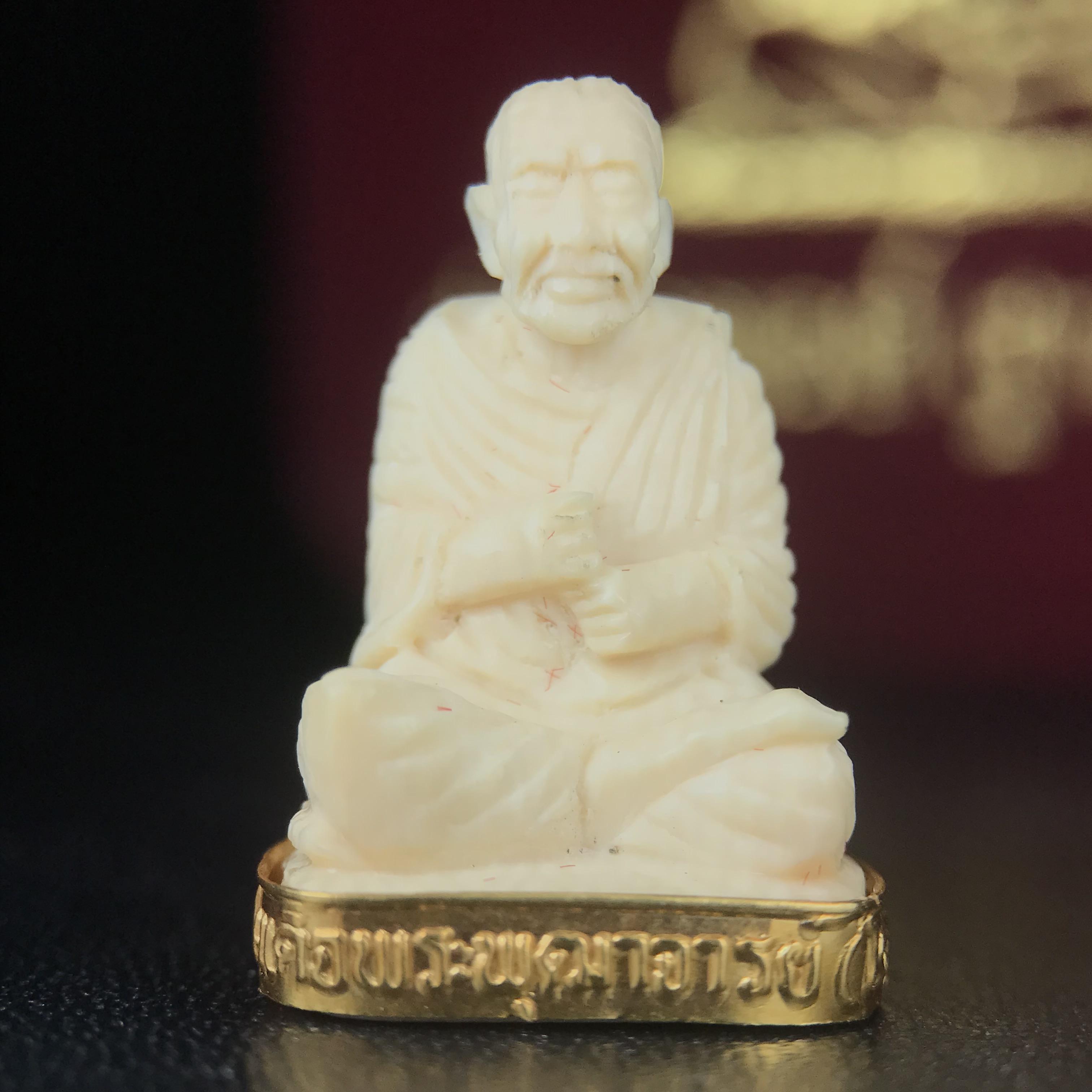 สมเด็จพระพุฒาจารย์ (โต พรหมรังสี) รุ่นคชสารหมื่นปี พ.ศ.2542 พิมพ์ลอยองค์(ฐานหุ้มทองคำ) ตอกโค๊ตและหมายเลข ๑๒๑๔ สภาพสวยสมบูรณ์กล่องบรรจุเดิมครบ (เลขสวยผลรวมได้แปด มีกินมีใช้ไม่มีหมด)(1ใน 9999 องค์)หายากพบเจอน้อยมาก