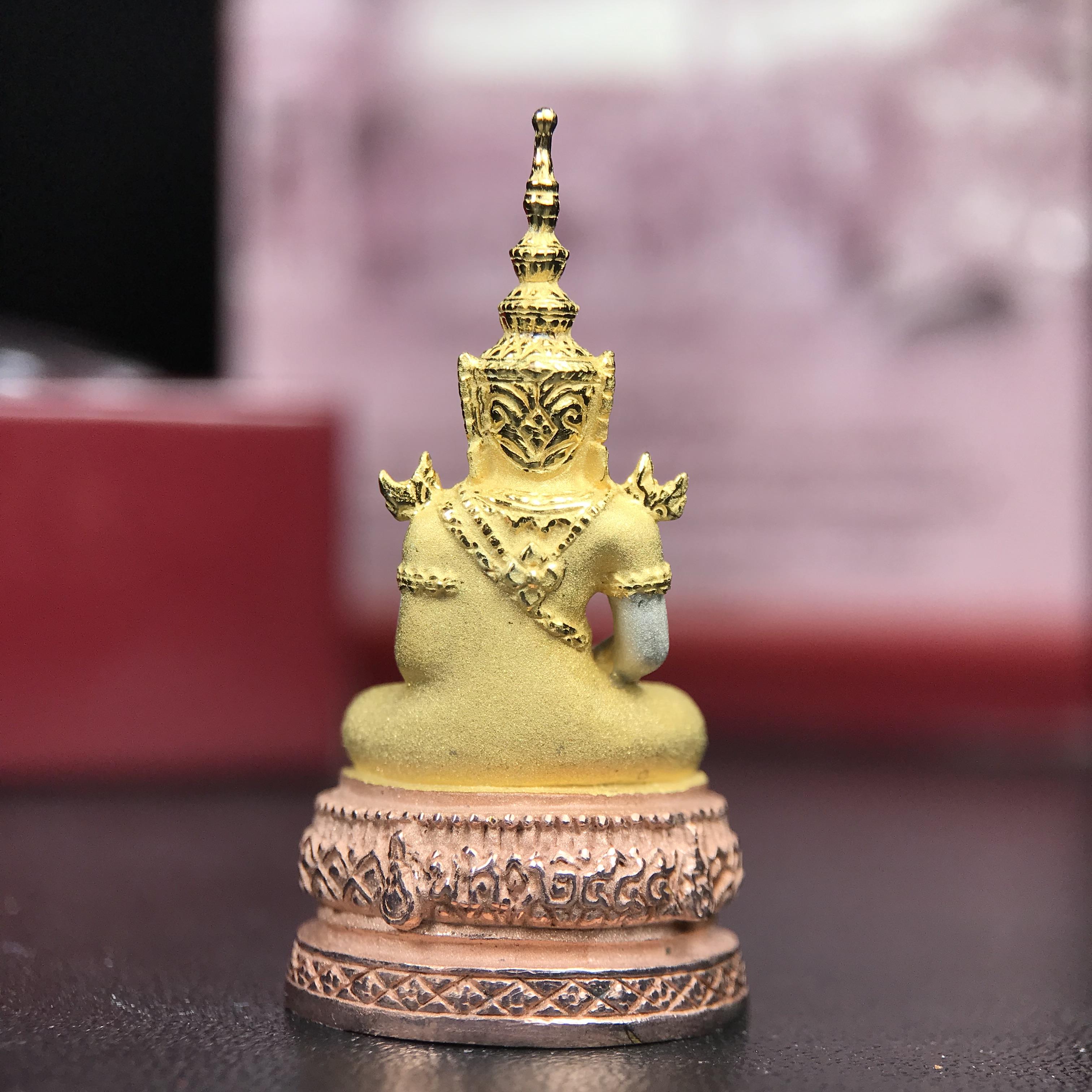 พระแก้วมรกต ภปร.(รุ่นแรก) ปี2545 จัดสร้างในมหาวโรกาส พระบาทสมเด็จพระเจ้าอยู่หัวรัชกาลที่ 9 ครบรอบ 75 พรรษา และฉลองกรุงรัตนโกสินทร์ครบ 220 ปี พิมพ์ลอยองค์ใหญ่ เนื้อเงินบริสุทธิ์ 92.5%(สามกษัตริย์) ขนาด 19*35 มม. พร้อมกล่อง สวยครบสมบูรณ์(องค์หมายเลข ๓๓๘๗)