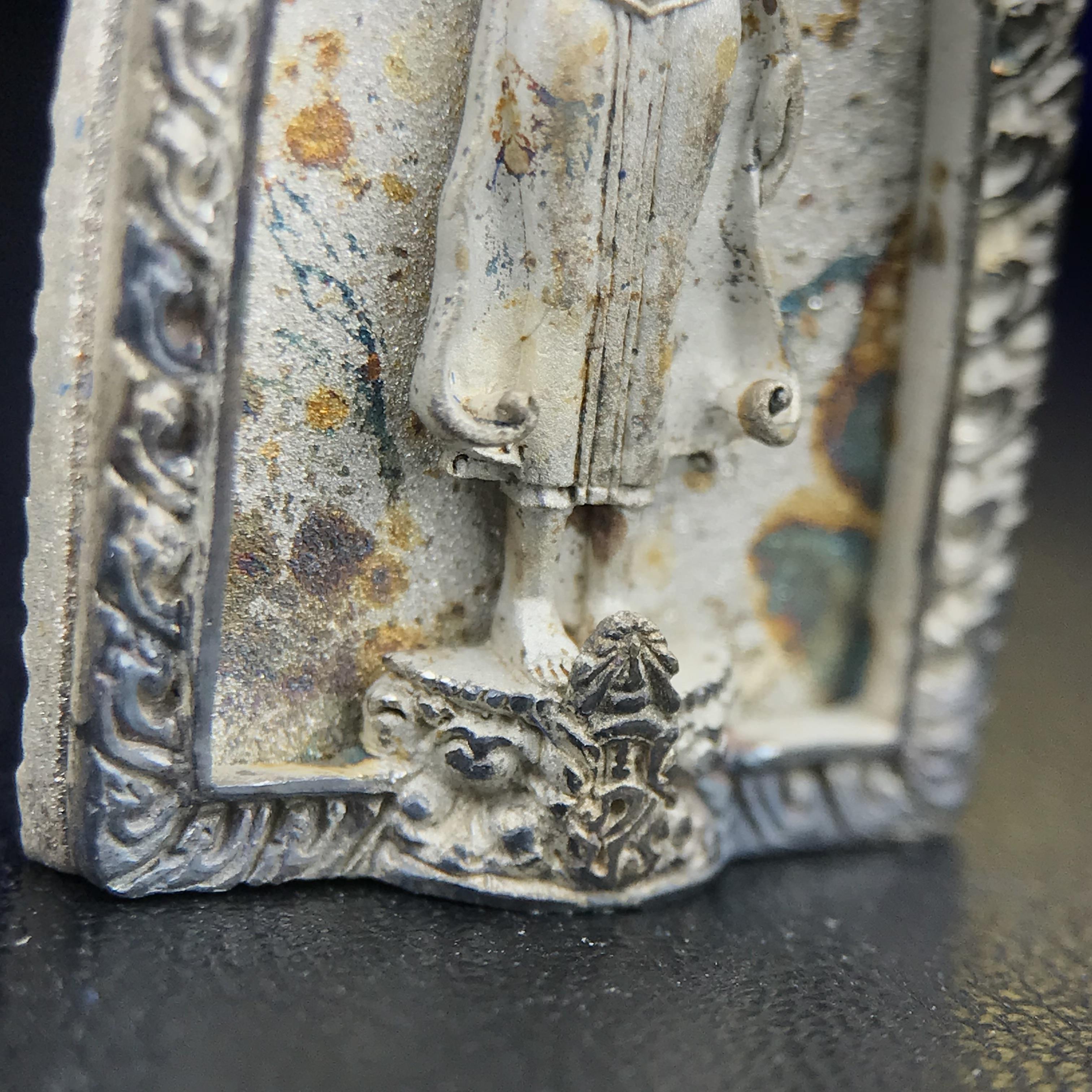 พระพุทธกาญจนพรสยามภูมิ ภปร. ปี 2539 เนื้อเงินพื้นทรายประกาย(ผิวเดิมสวย) พิมพ์ทรงใบขนุน ขนาด3.2ซม. พระพุทธรูปประจำพระชนมวาร รัชกาลที่9 ทรงโปรดเกล้าให้วิทยาลัยป้องกันราชอาณาจักร(วปอ.)สร้างในวโรกาสทรงครองสิริราชสมบัติครบ50ปี พ.ศ.2539(1ใน5000องค์)