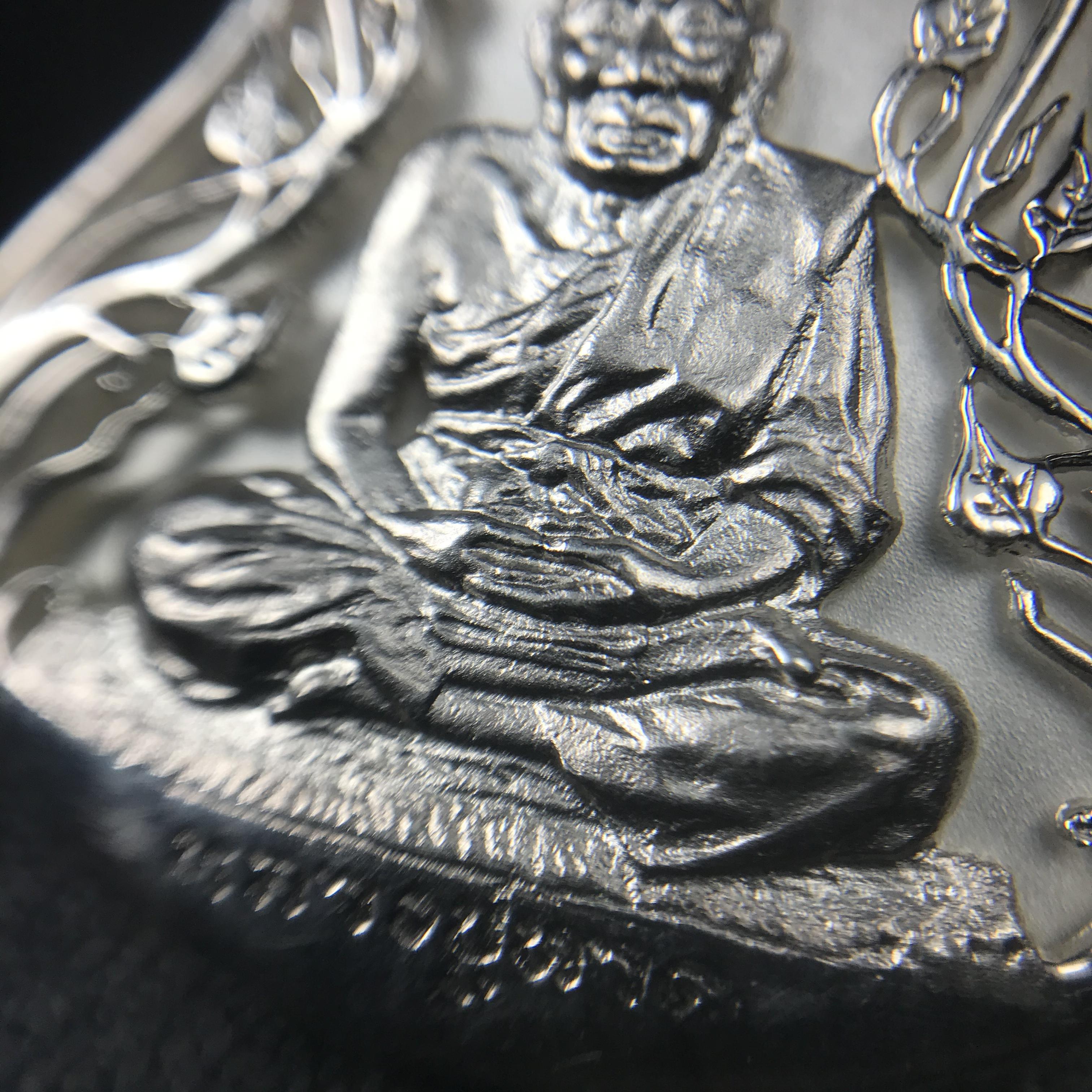 เหรียญหลวงปู่ทวด พระนามาภิไธย สก. แบบงานฉลุโบราณ(HAND MADE) ปี 2544 เนื้อเงิน(1 ใน 2000 เหรียญ)