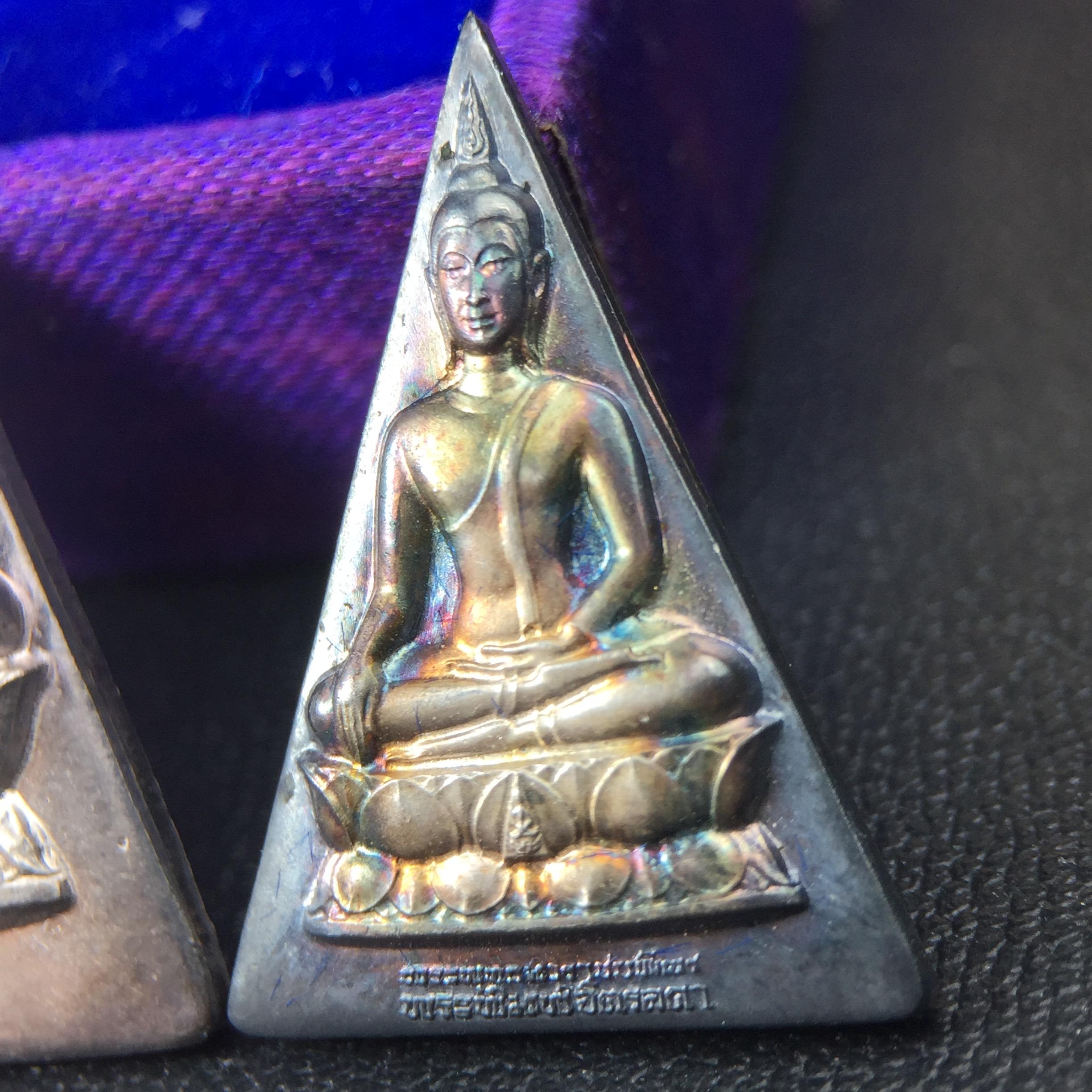 พระพุทธนวราชบพิตร พระพิมพ์จิตรลดา โครงการหลวง ปี2539 (พิมพ์ใหญ่+พิมพ์เล็ก) เนื้อเงินผิวเดิมขึ้นสีรุ่ง สวย แบบนิยมพร้อมกล่องบรรจุเดิม พิธีใหญ่ ปลุกเสกวัดพระแก้ว(1ชุด 2 องค์)