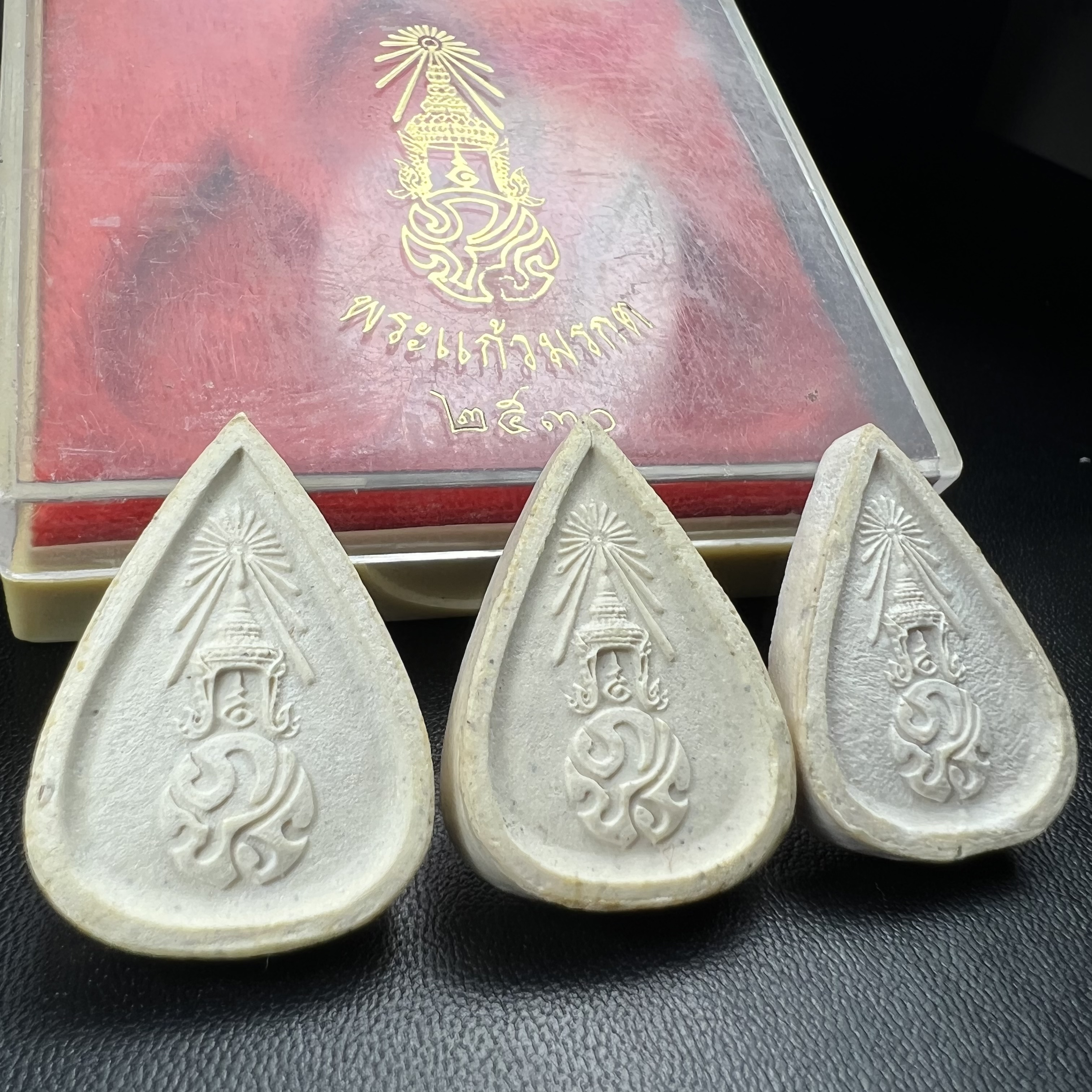 พระแก้วมรกต หลัง ภปร. เนื้อผง ปี2530 พระดี พิธีใหญ่ ประกอบพิธีพุทธาภิเษกพร้อมกับพิธีพระกริ่งปวเรศ ปี2530 วัดบวรนิเวศและวัดพระแก้ว(ครบชุดสามฤดูกล่องเดิมครบ)หายาก