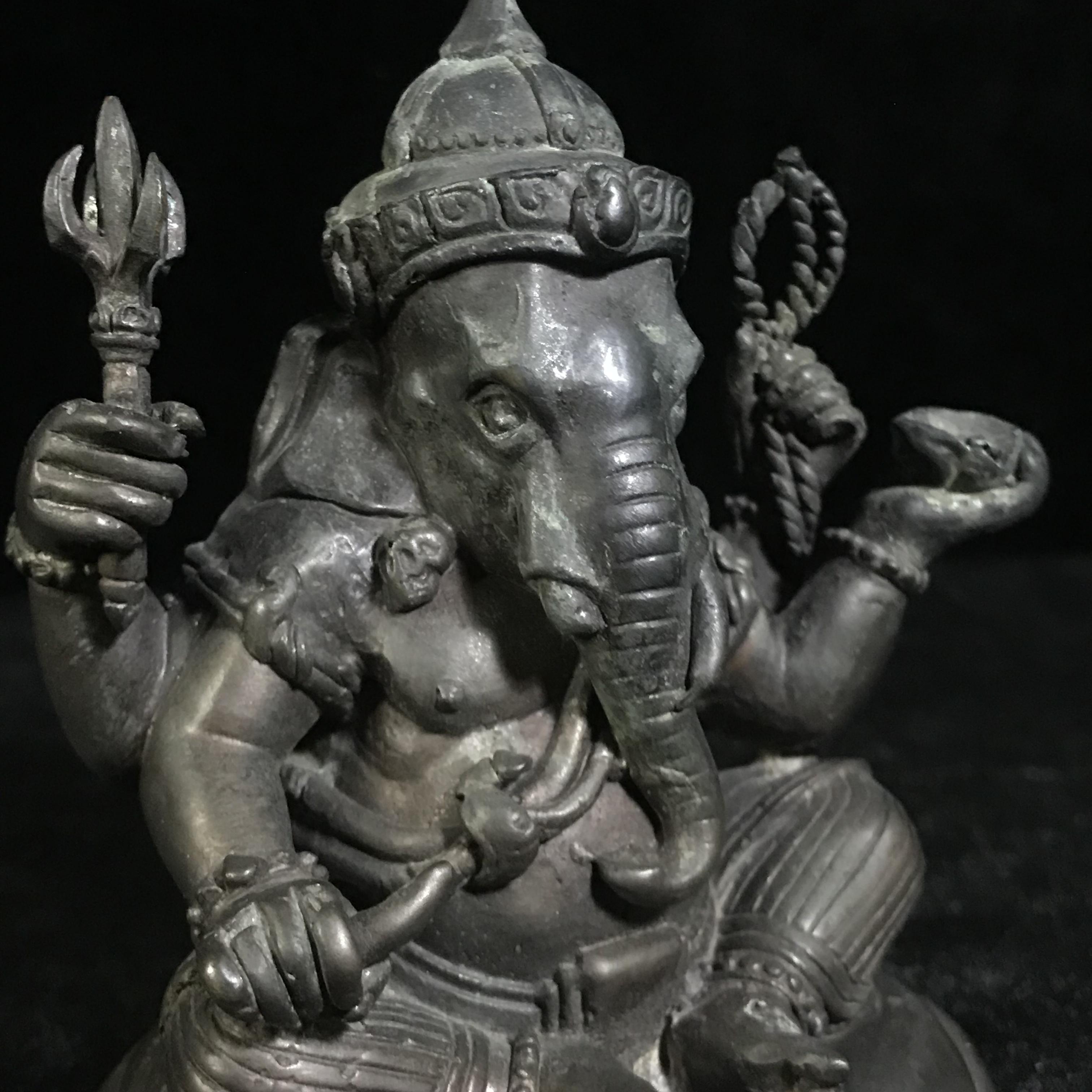 พระพิฆเนศ กรมศิลปากร ปี2547 ขนาดบูชาหน้าตัก 3 นิ้ว โลหะผสมเนื้อดี มีโค๊ดหมายเลขกำกับ (1 ใน 5000 องค์)