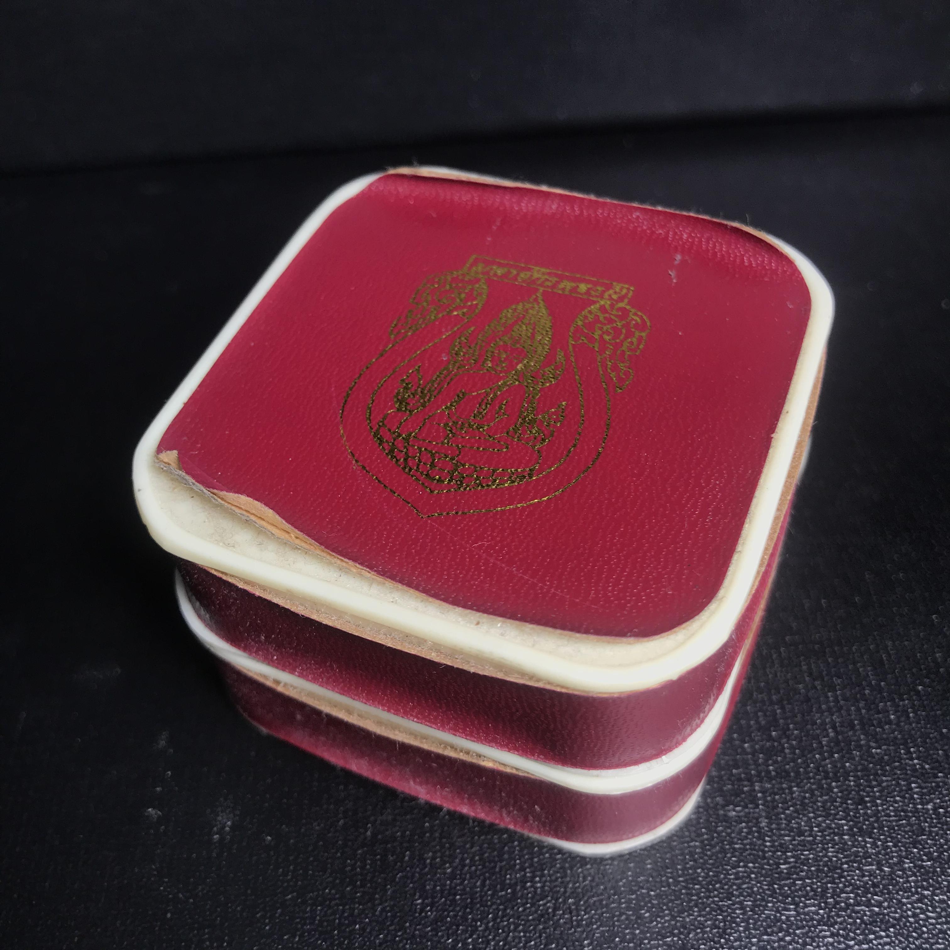 เหรียญพระพุทธชินราชเสมา รุ่น มหาจักรพรรดิ ปี 2545 วัดพระศรีรัตนมหาธาตุวรวิหาร จ.พิษณุโลก พิมพ์เล็ก เนื้อเงินสามกษัตริย์(ฉากพื้นหลังสามมิติ) ตอกโค๊ตและหมายเลข273 ซีนเดิมกล่องบรรจุเดิม คัดสวยสมบูรณ์