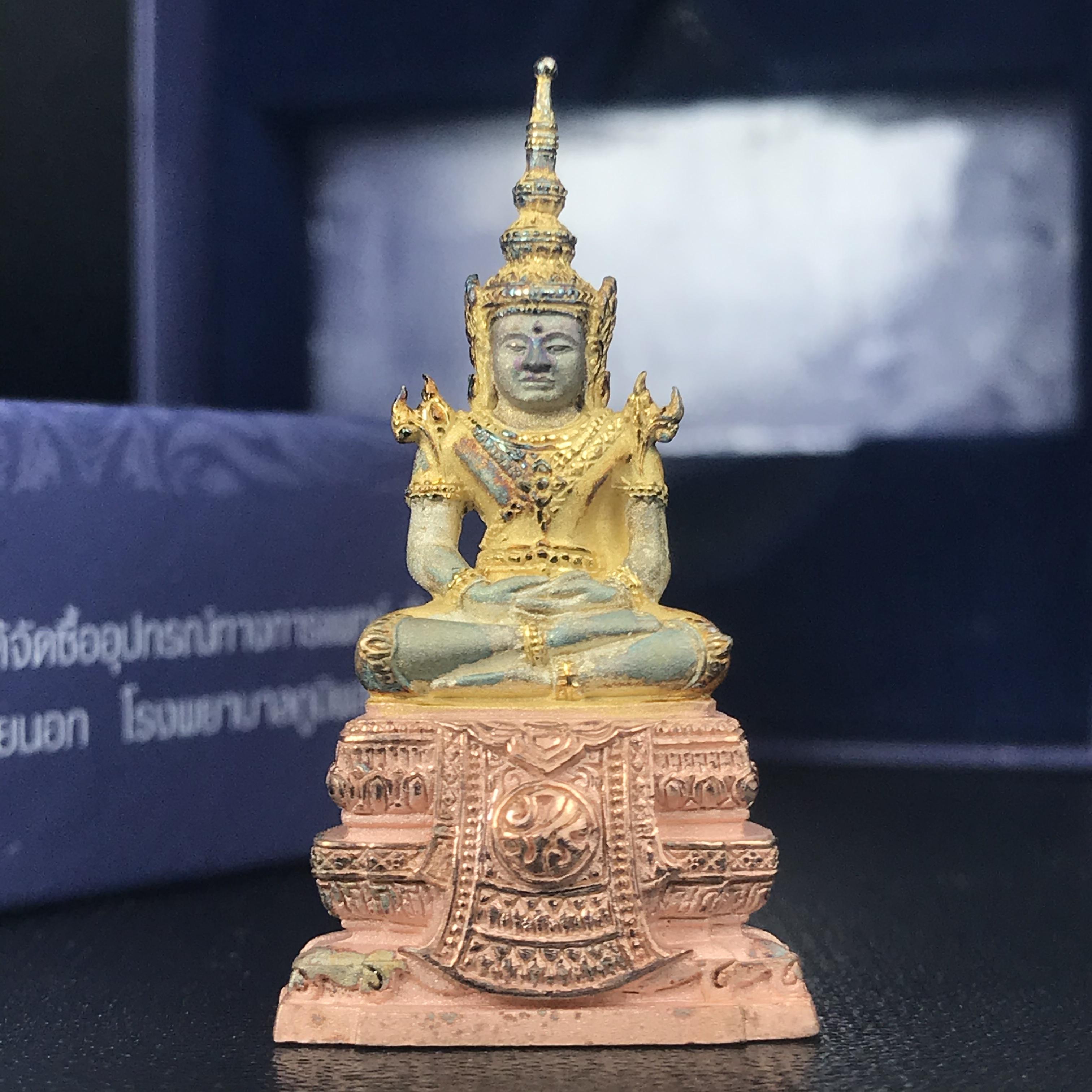 พระแก้วมรกต ภปร. ปี2547 จัดสร้างโดย รพ.ภูมิพลฯ เนื้อเงิน (3 กษัตริย์)ลอยองค์ หน้าตัก 1/2 นิ้ว (สภาพผิวเดิม ขึ้นสีรุ้งธรรมชาติ แบบนิยม) (1ใน3000องค์)