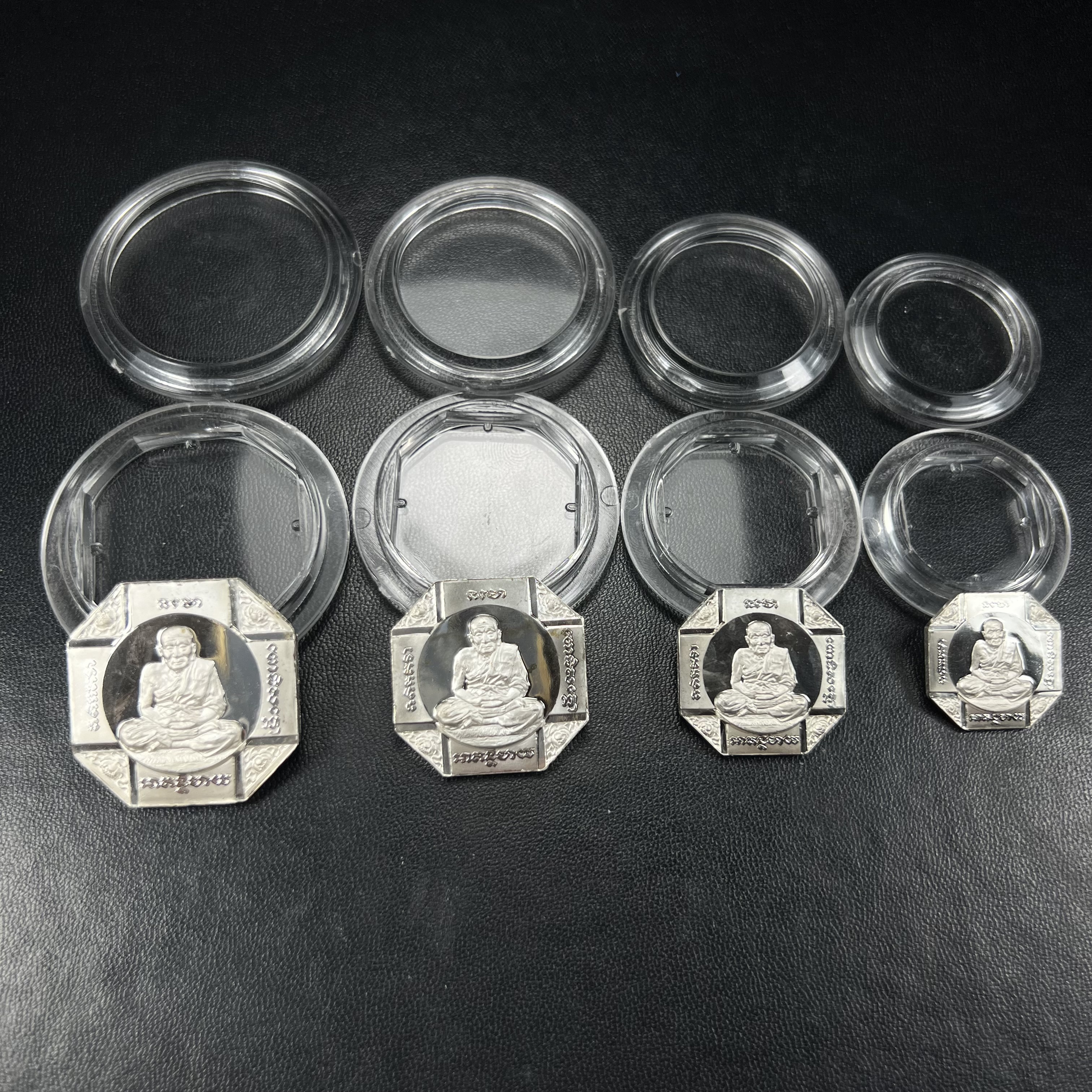 เหรียญหลวงพ่อทวด รุ่นสมเด็จเจ้าฟ้ามหาจักรี 48พรรษา โดยสภากาชาดไทย ปี2546 ชุดเหรียญเนื้อเงิน4ขนาด(ครบชุดพร้อมตลับบรรจุเดิม)พุทธาภิเษก ณ วัดช้างให้ จังหวัดปัตตานี