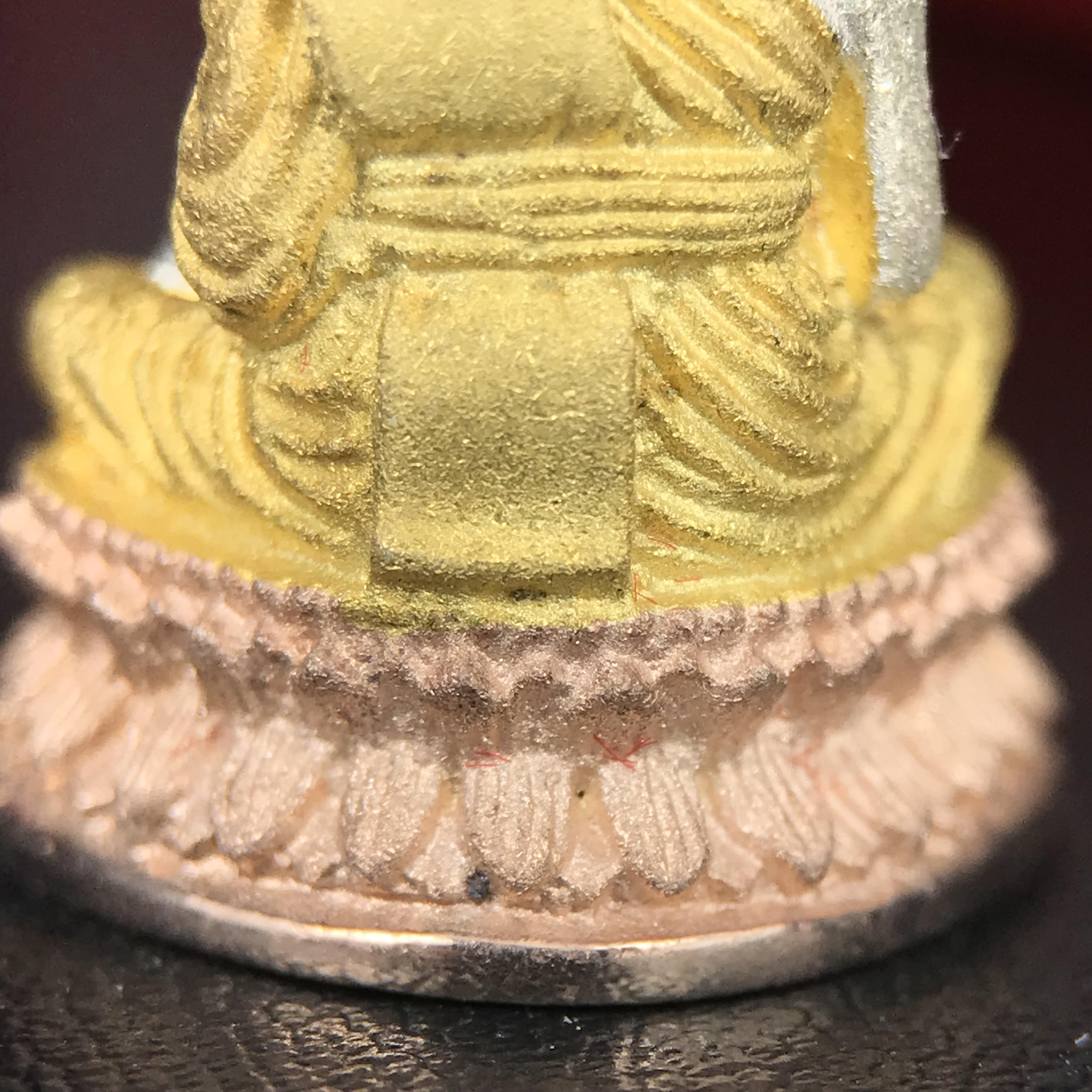 สมเด็จหลวงปู่ทวด วัดช้างให้ รุ่น เฉลิมพระเกียรติ ตราสัญลักษณ์ มวก. พิมพ์ลอยองค์เนื้อเงิน-สามกษัตริย์ ปี 2544 พิธีพุทธาภิเษกใหญ่ ณ อุโบสถวัดช้างให้และอุโบสถวัดพระศรีรัตนศาสดาราม ( วัดพระแก้ว )โดยนิมนต์เกจิชื่อดังสายใต้ทั้งหมดจำนวน 108 รูป