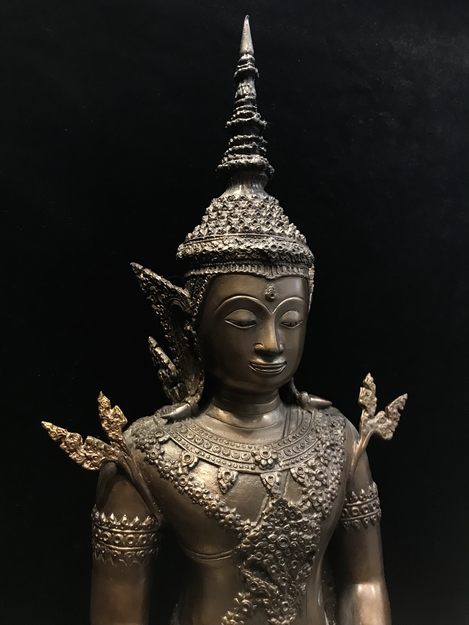 พระพุทธรูปทรงเครื่องจักรพรรดิ(พระแก้วมรกต) ภปร มหามงคลเฉลิมพระชนมพรรษา 84 พรรษา ปี2554 ขนาดหน้าตัก 9นิ้ว(หายาก1ใน500องค์)